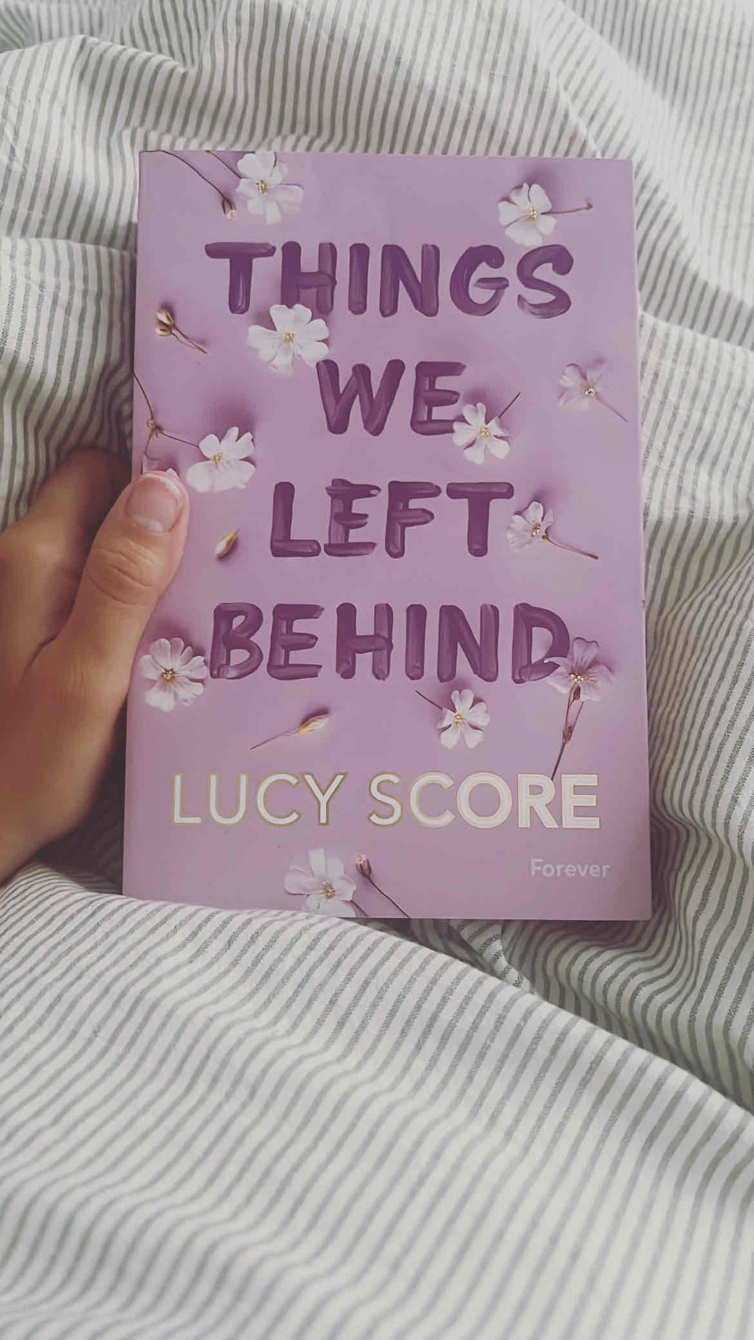 „Things we left behind „
– omg, ich habe Lucians und Sloanes Verbindung so sehr geliebt. Die Spannung zwischen den beiden ist toll, ihr ständiges Hin und Her ist gut gemacht. Enemies to Lovers - Wir lieben es!
Ich war gespannt darauf, endlich zu erfahren, warum Sloane und Lucian sich hassen, nachdem wir in den ersten beiden Büchern der Knockemout Reihe schon einige Hinweise bekommen haben. Die Story ist super, und die Rückblicke vertiefen die Geschichte und geben Einblick in die Entwicklung der Charaktere. Für mich war es ein schöner Abschluss der Reihe ☺️