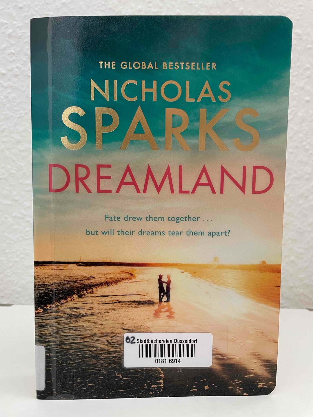 „I told myself that I couldn't have fallen in love, that real love required time and a multitude of shared experiences.“
Liebe auf den ersten Blick vs. Familiendrama. Das enthält zwar ein paar Wiederholungen, ist aber ein typischer Sparks-Page-turner.
