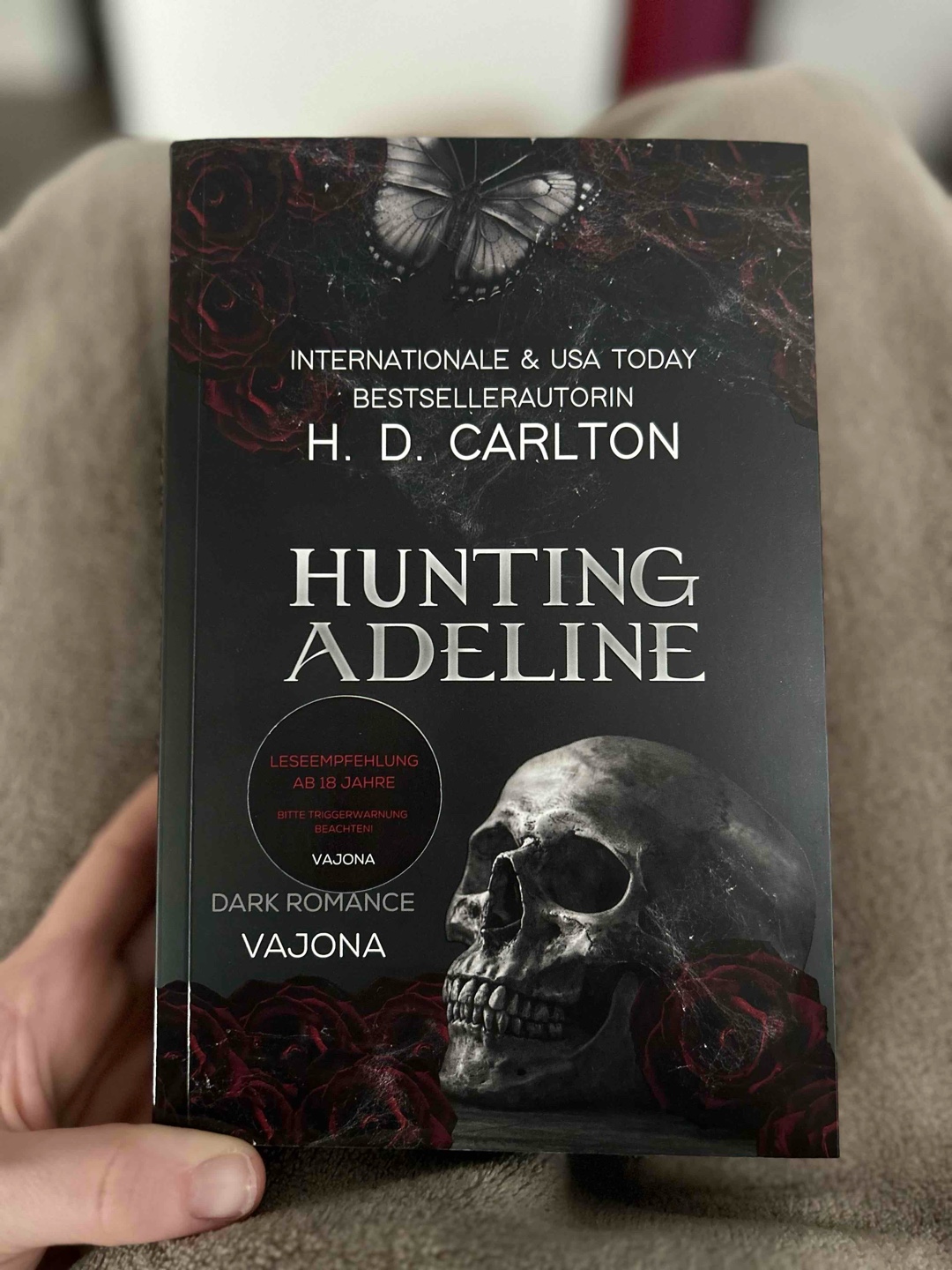 Haunting Teil 2/2 ☑️
Nachdem ich zu dem Teil der Menschen gehört habe, der Teil 1 nicht mochte/nicht überzeugt war, hat Teil 2 jetzt das Ruder doch nochmal rum gerissen 👀 ❤️🔥🌶️🩸 💀 ⚰️
Waren echt ein paar krasse Szenen dabei, meine Herren 👀 nichts für schwache Nerven!
Zum Schluss gab es doch sehr viele Spicy Szenen, so stark aneinander gereiht fand ich es doch paar mal echt to much, hätte man besser verteilen können.