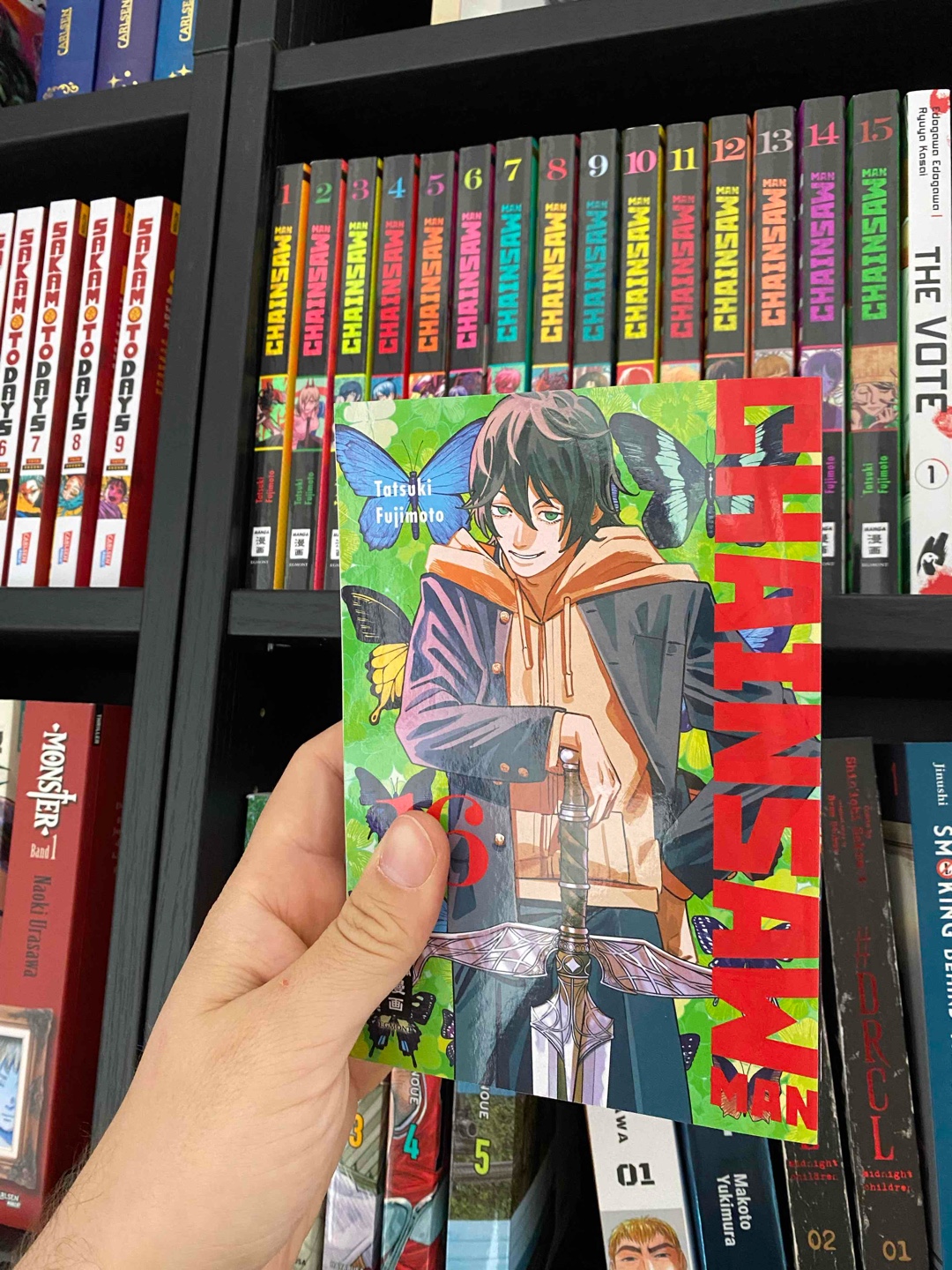 Ich weiß ja nicht… ich werde mit dem zweiten arg einfach nicht warm. Denji will nicht mehr Chainsaw man sein und auch sonst fehlt es diesem Band an Action. Auch zeichnerisch hat es irgendwie in letzter Zeit nachgelassen.