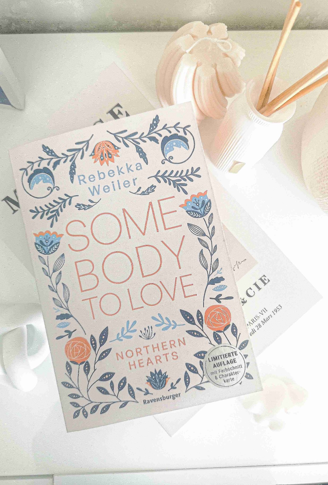 "ꜱᴏᴍᴇʙᴏᴅʏ ᴛᴏ ʟᴏᴠᴇ" ist der 1. Teil der Northern-Hearts Dilogie. 🕊️🧡🔹
Also, wow, ich weiß gar nicht, wie man dieses Buch beschreiben soll.
Es war so vielfältig. Gefühlvoll. Romantisch. Herzzereißend. Tragisch. Und dennoch war es für mich perfekt abgestimmt, nicht zu viel und nicht zu wenig.
Ich bin froh, dass Freya und Emil doch noch ihr Happy End bekommen haben und so nun auch gemeinsam das verarbeiten können was geschehen ist.
