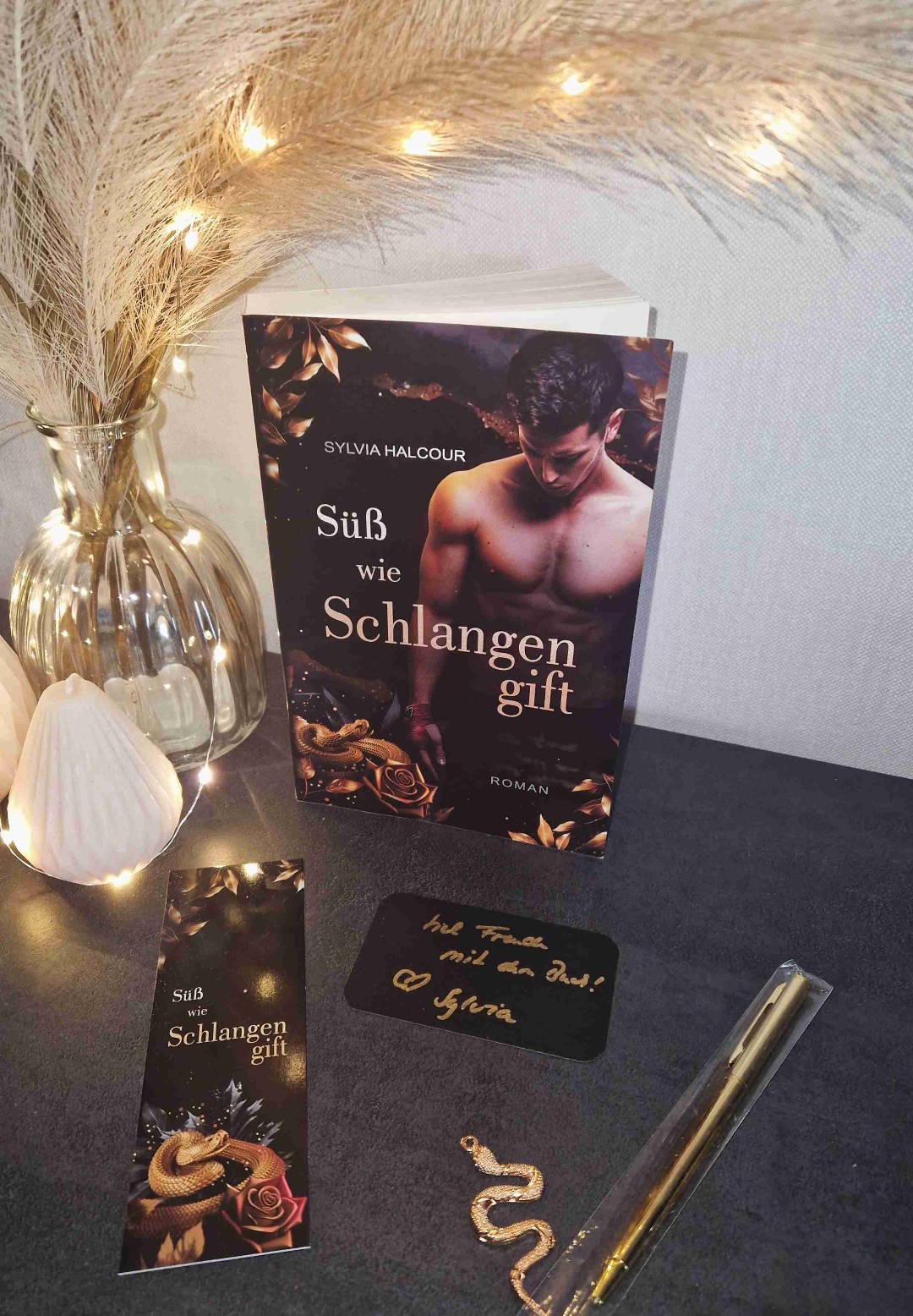 🐍✨️𝐒üß 𝐰𝐢𝐞 𝐒𝐜𝐡𝐥𝐚𝐧𝐠𝐞𝐧𝐠𝐢𝐟𝐭✨️🐍
𝑬𝒊𝒏 𝒈𝒆𝒇ä𝒉𝒓𝒍𝒊𝒄𝒉𝒆𝒔 𝑽𝒊𝒆𝒓𝒕𝒆𝒍.
𝑬𝒊𝒏𝒆 𝒎𝒚𝒔𝒕𝒆𝒓𝒊ö𝒔𝒆 𝑫𝒓𝒐𝒈𝒆.
𝑬𝒊𝒏 𝑴𝒂𝒏𝒏 𝒅𝒆𝒓 𝒔ü𝒄𝒉𝒕𝒊𝒈 𝒎𝒂𝒄𝒉𝒕.