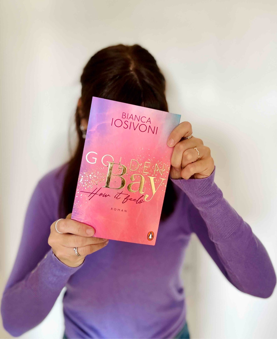 "Golden Bay - How it feels" ist der erste Band der „Golden Bay“ Reihe von Bianca Iosivoni. Ich habe schon einige ihrer Bücher gelesen und liebe ihren Schreibstil. Auch hier war es leicht, in die Geschichte einzutauchen. Ember kehrt nach fünf Jahren nach Golden Bay zurück und hat schmerzhafte Erinnerungen an Holden, der ihr das Herz brach. Als sie ihm wieder begegnet, steigen Wut und alte Gefühle in ihr auf. Die Chemie zwischen ihnen war spürbar und ich habe oft mit Ember gelitten und wollte Holden schütteln. 🙈
Ich habe mich in das Setting verliebt. Golden Bay wurde so anschaulich und detailreich beschrieben, dass ich alles lebendig vor Augen hatte und mich fühlte, als wäre ich dort. 😍☺️
Fazit : Ein rundum gelungener Auftakt, mit tollen Charakteren, schmerzhaften Erinnerungen, viel Freundschaft, Gefühl und Herzschmerz.