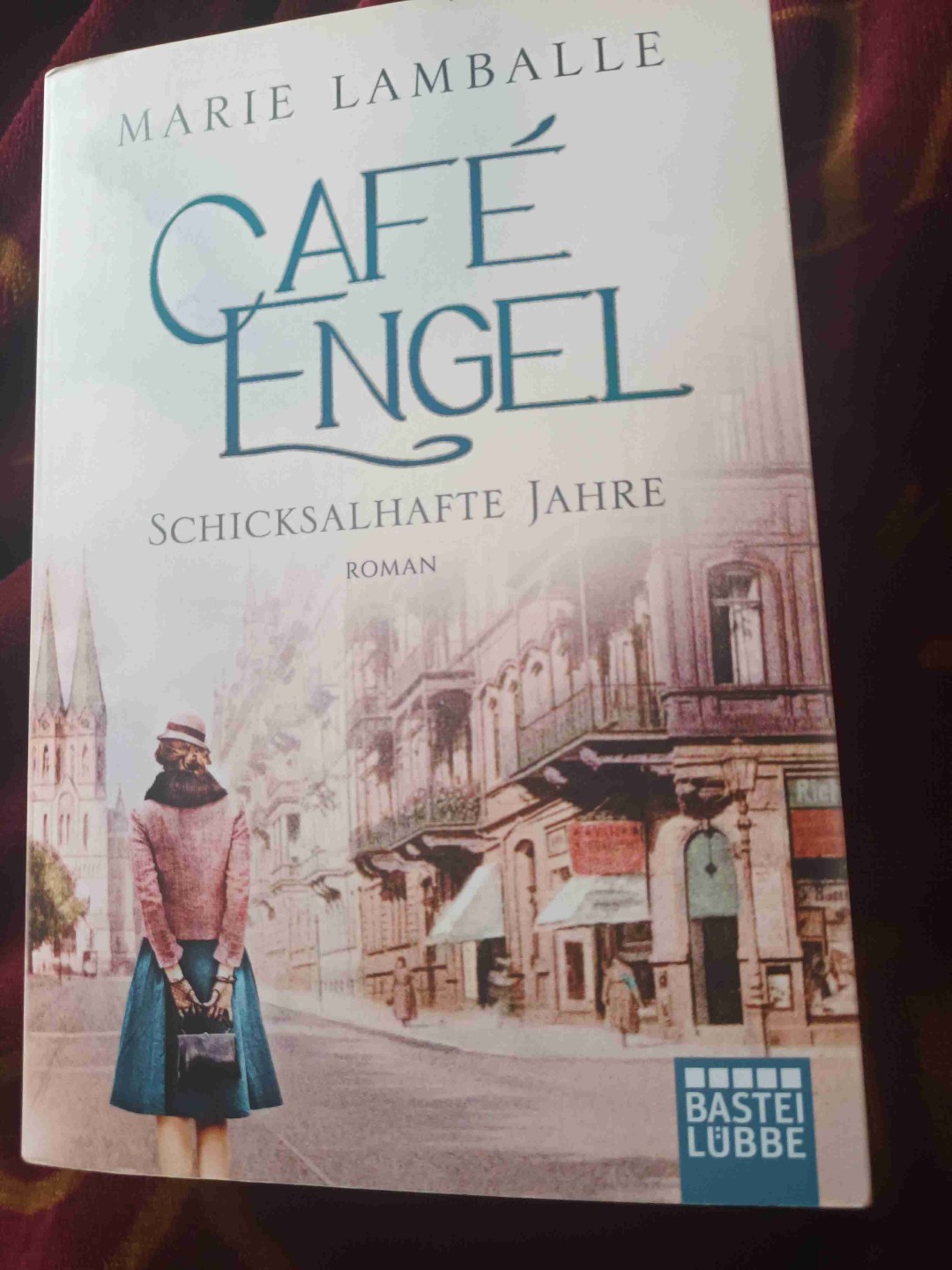 Schöne Fortsetzung, allerdings fand ich diese schwächer als den ersten Teil. Die Geschichte der Familie Koch geht weiter und der Fokus verschiebt sich auch mehr zu den Brüdern hin. Der Wechsel der doch zahlreichen Personen lassen es fast zu unruhig wirken, da damit doch sehr viel verschiedene Erlebnisse reingepackt werden und schnell abgehandelt oder gar fast übersprungen werden. Bin trotzdem auf den dritten Teil gespannt.