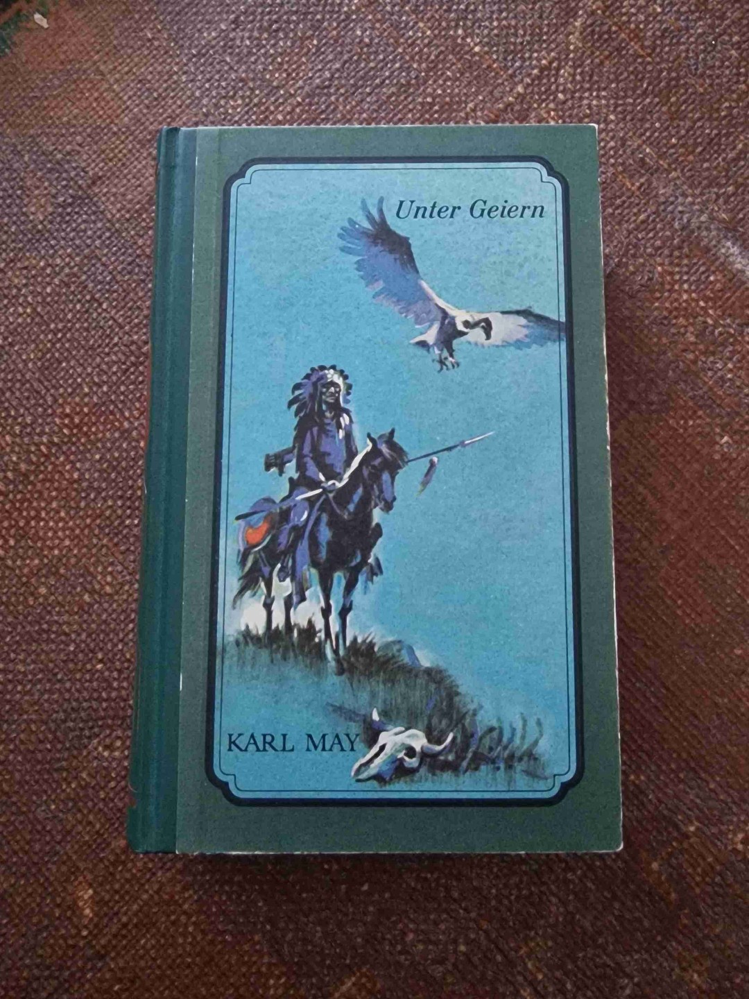 Gebundenes Hardcover mit zwei Geschichten