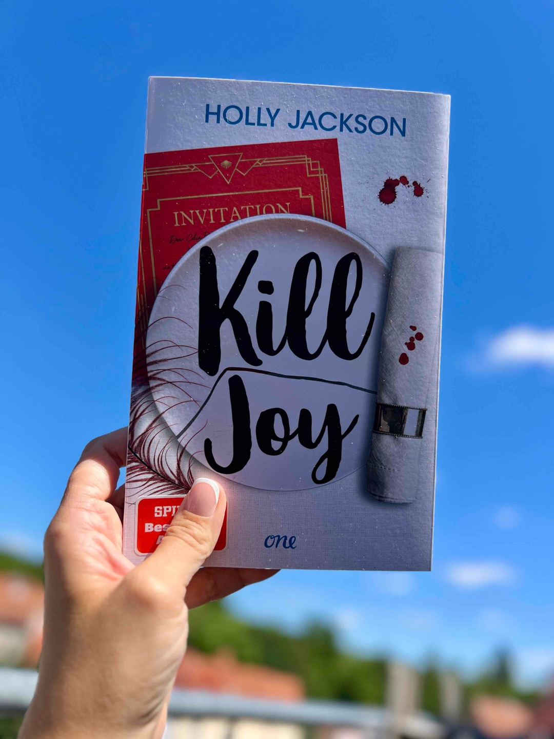 Dieses Buch ist ein Prequel zur Reihe „A Good Girl’s Guide to Murder“, einer meiner liebsten Jugendbuchserien, die ich immer wieder gerne empfehle. In dieser Geschichte wird Pip zu einer Krimi-Party eingeladen. Es war interessant zu sehen, wie alle ihre Rollen spielten und wie sehr Pippa sich in das Spiel vertiefte. Die Ereignisse spielen vor denen in AGGGTM und zeigen uns, wie Pips Ermittlungen beginnen.
Es ist eine schnelle und unterhaltsame Lektüre mit einer überraschenden Wendung am Ende, was ich besonders mag.
