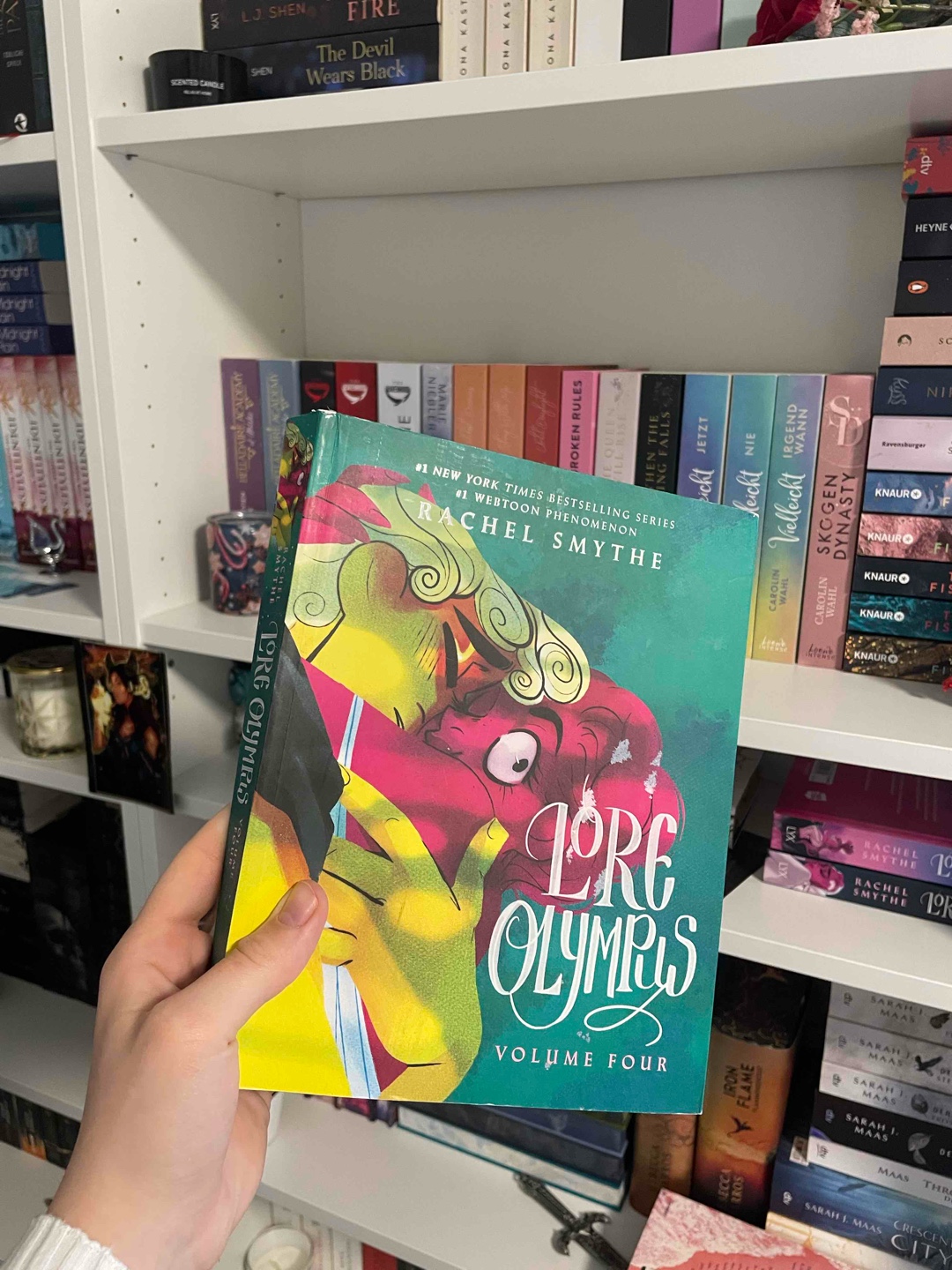 Ich habe heute den vierten Band der Lore Olympus Reihe in einem Rutsch durchgelesen. In diesem Teil erfährt man einiges über die Hintergründe der einzelnen Figuren und wie immer war ich ein riesiger Fan vom Zeichenstil! Jedoch gehen wir in diesem Teil mal wieder einen Schritt in der Beziehung von Hades und Persephone zurück was mich allmählich etwas nervt. Wir sind bei Teil vier und noch immer haben sie sich nicht einmal geküsst Dennoch freue ich mich sehr auf Band 5