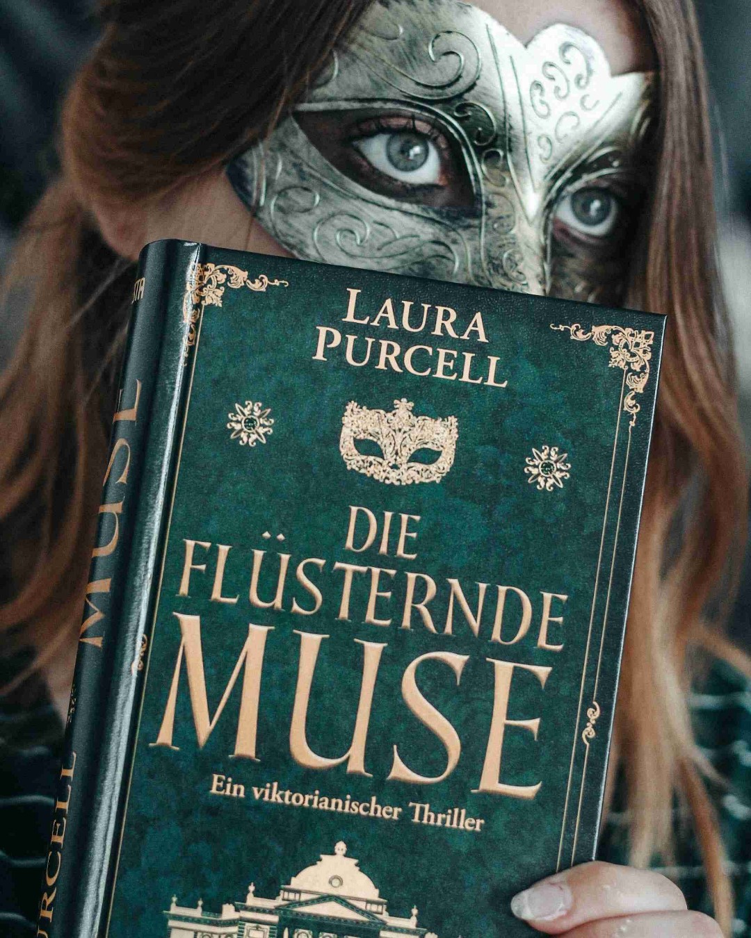 ʀᴇᴢᴇɴꜱɪᴏɴ 📖
ᴅɪᴇ ꜰʟÜꜱᴛᴇʀɴᴅᴇ ᴍᴜꜱᴇ - ʟᴀᴜʀᴀ ᴘᴜʀᴄᴇʟʟ