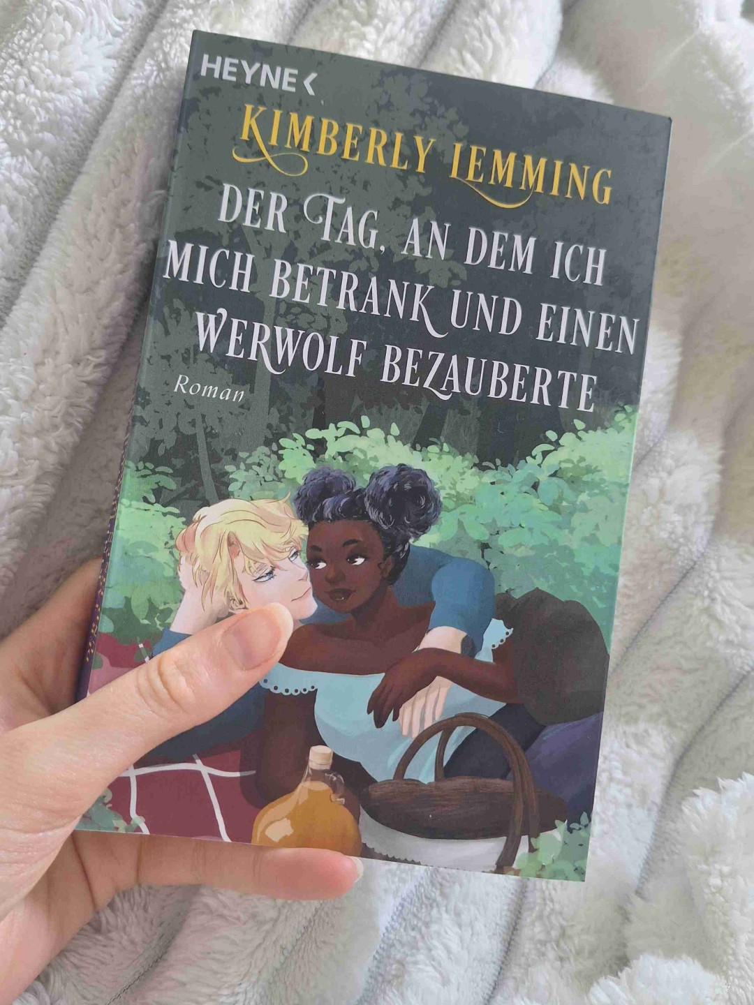 Ich bin begeitert, ich habe auch schon den ersten Band geliebt hnd der zwiete hat mich kein bisschen enttäuscht 🩷
Vorallem habe ich es geliebt, dass auch die Protagonistin eine kleine Lesemaus war 🥰