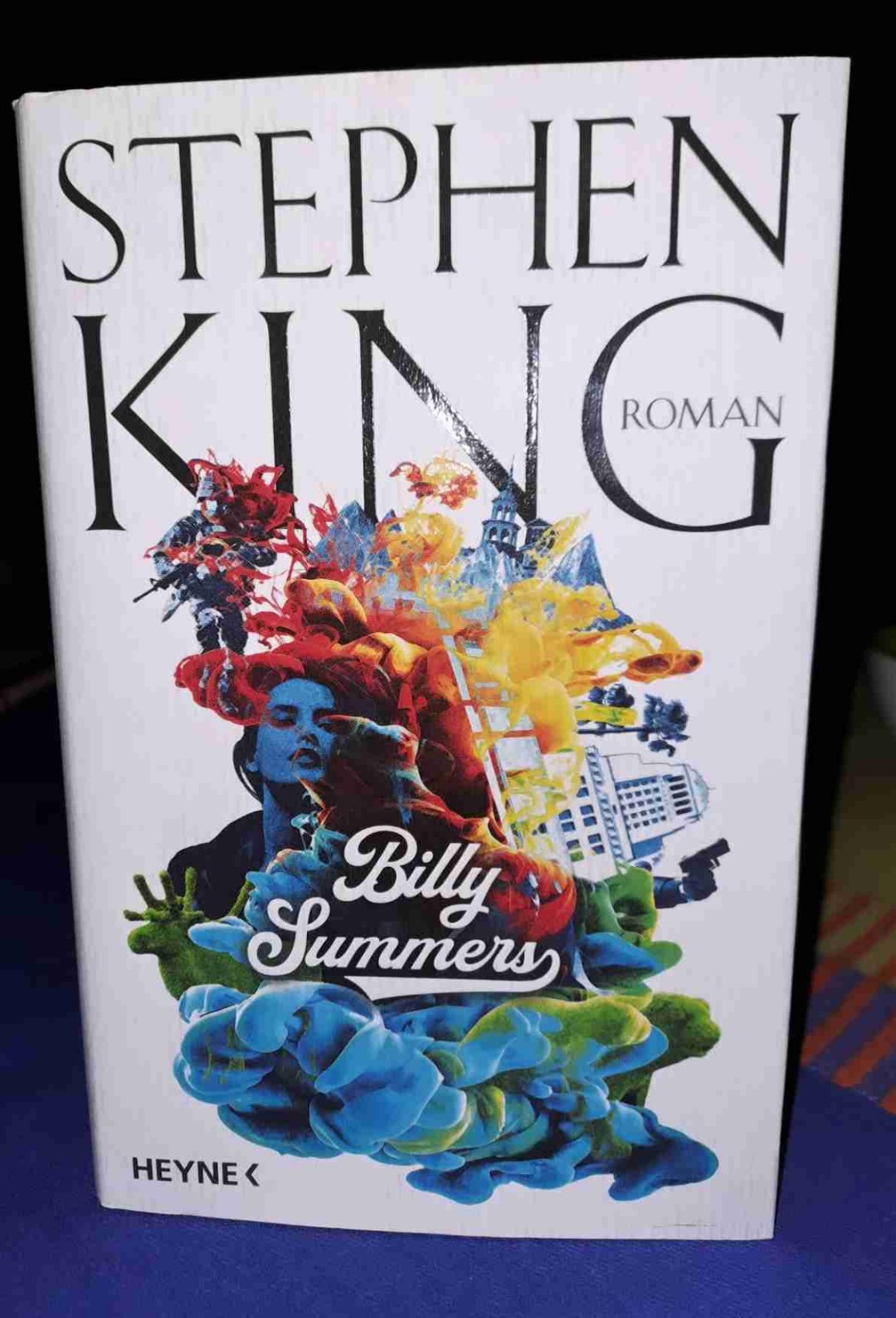 Als King-Fangirl seit nunmehr 42 Jahren hab ich gedacht, wirklich überraschen kann der Meister mich nicht mehr. Doch. Kann er. Auch wenn es nicht so positiv ist.
Ich hab bis zur Hälfte ungefähr wirklich ziemlich oft ans Abbrechen gedacht. Zu seicht für mich. Irgendwie eben nicht kingalike genug.
Etwas Gefühl und Les-Weiter kam tatsächlich erst mit Alice. Aber alles eben nicht so, wie ichs kenne und an King schätze.
Kein Horror, keine unglaublichen Begebenheiten. Eine kleine Gangster-Story mit netten Figuren. Aber bestimmt kein "Meister"-Werk!