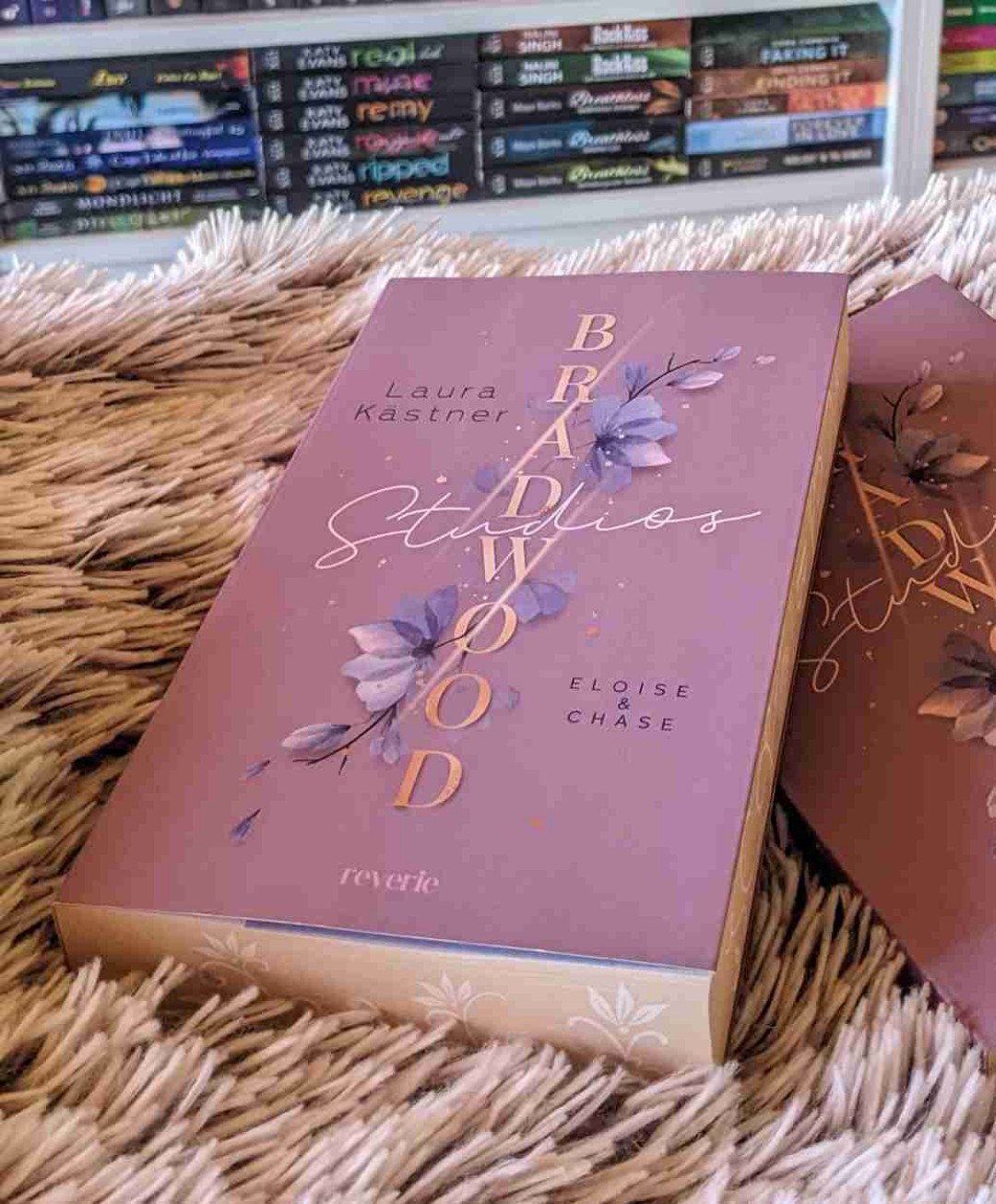 Ein super Buch, bei dem die großen Gefühle leider nicht ganz so gut rüber kommen. Ich liebe das Setting und die Charaktere mochte ich auch sehr gerne. Die Storyline war ganz gut und ich freue mich auch schon sehr darauf, Teil 2 zu lesen.🥰