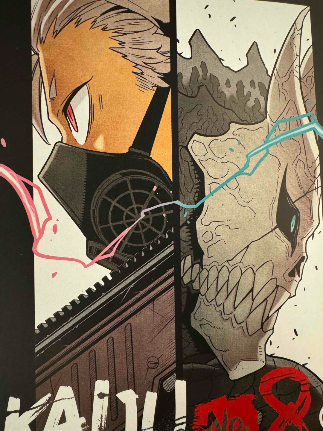 War ein sehr interessanter aber auch trauriger Band.Diesmal etwas ruhiger mit weniger Action. Diesmal wird viel Fokus auf die Entwickung neuer Strategien gegen Kaiju No. 9. gelegt. Bin gespannt wie es mit Kafka und seinen Fähigkeiten weitergeht die ein neues Ausmaß annehmen indem er sich immer mehr in einen Kaiju verwandelt. Auch gespannt bin ich auf die Entwicklung von Reno der im Kampf gegen Kaiju No. 9 eine neue Schlüsselfigur sein soll🤔