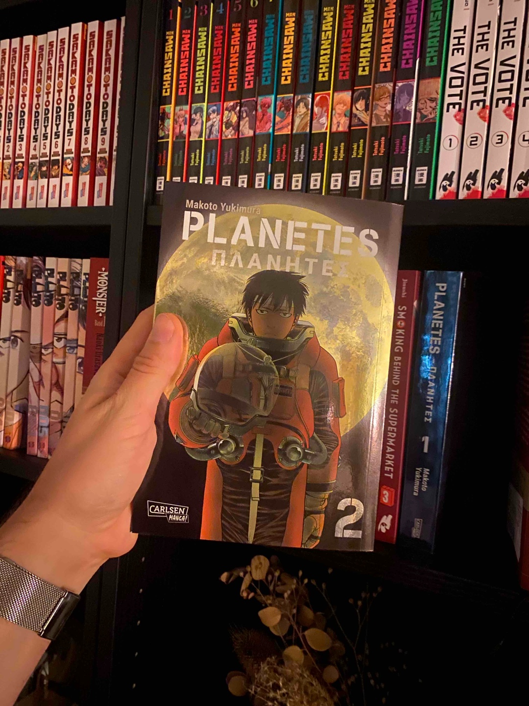 Ich liebe das Weltall Setting und die gesellschaftskritischen Aspekte, auf welche dieser Manga aufmerksam macht. Ich will nicht bis November warten 😡
