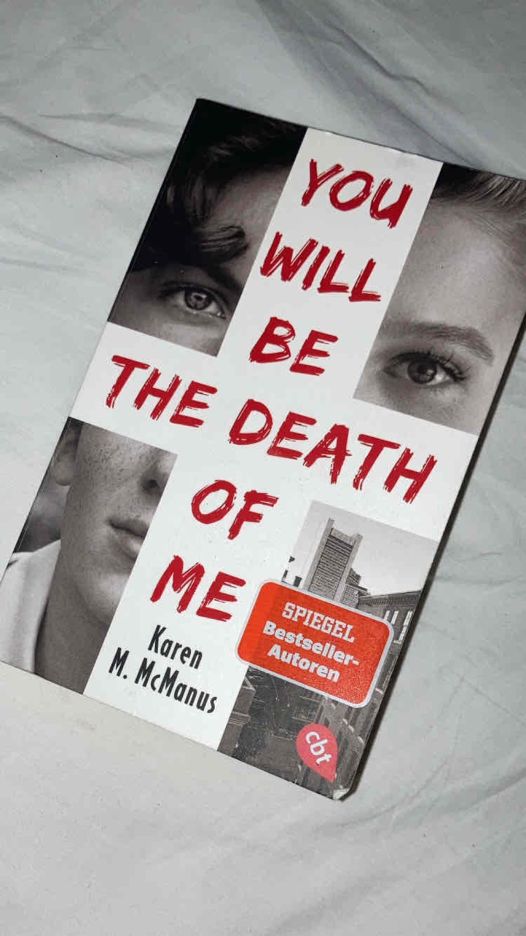Dieses Buch von Karen M. McManus hat mich ausnahmsweise nicht überzeugt. Ich bin mit den Figuren mich ganz warm geworden und ich fand es relativ voraussehbar. Doch es war trotzdem spannend.
Ein nettes Buch für nebenbei was sich flüssig lesen lässt.