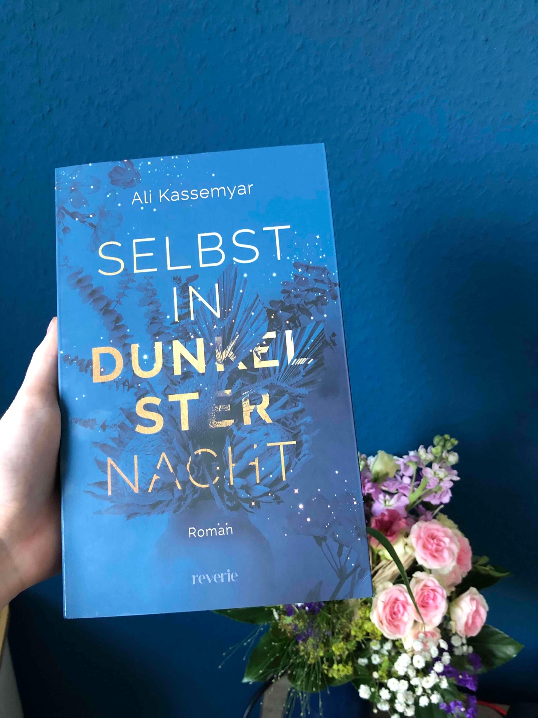 Kieran und Liora lernen sich als Floristen kennen, als Kieran seinen Job im Golden Flower antritt. Doch zusätzlich ist er auch der neue Nachbar in der Wohnung unter ihrer. Mit seiner dunklen und abweisenden Art macht er sich nicht sonderlich beliebt, doch die hartnäckige Liora lässt sich davon nicht beirren, denn sie weiß, dass sich hinter seiner harten Schale ein weicher Kern befindet.