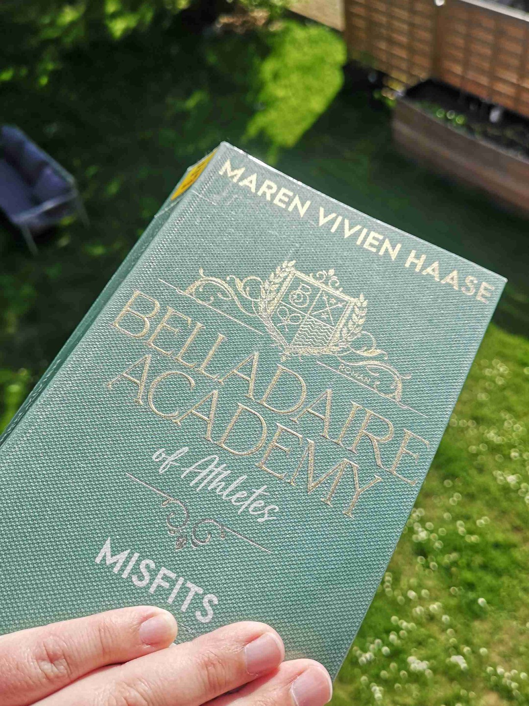Abschluss der Belladaire Academy,
Dual POV, Forced Proximity, Leichtathletik Romance, Kindheitstrauma
Wir lernen Delphine endlich genauer kennen und erfahren warum sie sich zurück zieht und sich keinem anvertraut.
All das entlockt ihr ausgerechnet einer arroganter Schauspieler Covey.
Das Kennenlernen ist super niedlich und entlockt grosses Mitgefühl an die beiden.
Kein Highlight, aber absolut Lesenswert!