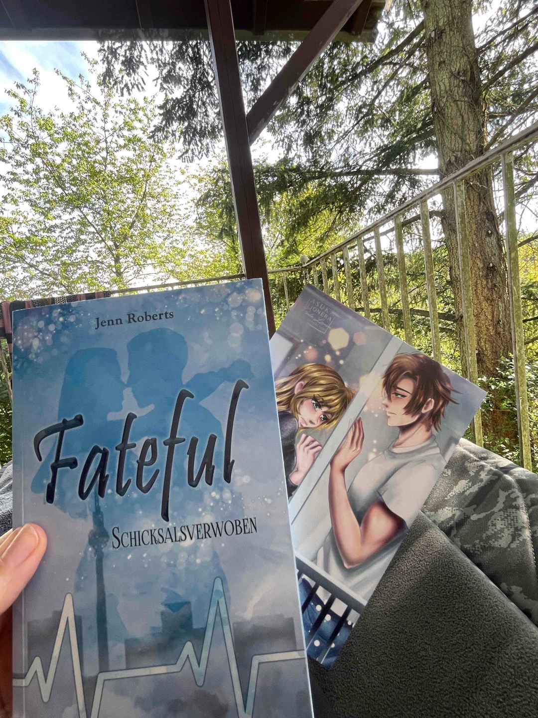 Geflasht und begeistert!
Dieses Romantasy Buch habe ich innerhalb von zwei Tagen inhaliert/aufgesogen. Spannung ist gesichert, Humor garantiert. Jenn Roberts schreibt flüssig, leicht und es macht Freude der Protagonistin zu folgen. Ganz besonders auf den letzen 20 Seiten wird es echt spannend und ich musste mich vom Lesen erst einmal erholen (im positiven Sinne). Und nun auf zum zweiten Band! Danke Jenn Roberts für dieses Buch! Sie haben einen neuen Fan…