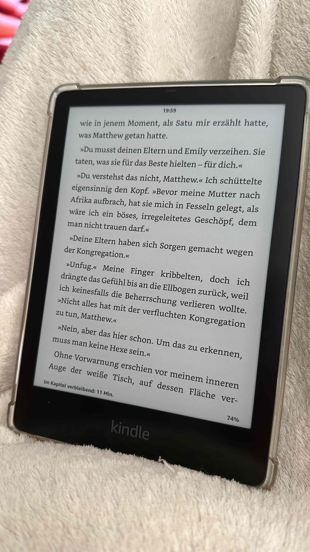 Ein unfassbar tolles Buch, welches ich wahrscheinlich ohne die Empfehlung von Kari nie entdeckt hätte, weil es ja doch schon etwas älter ist. Eine spannende Geschichte rund um eine junge Frau, die der Magie abgeschworen hat und dann doch erkennt, dass man den Mächten, die in einem lauern, in den seltensten Fällen einfach entfliehen kann. Ich mag das Erwachsene Verhalten der Protagonisten und das Setting, in dem das Buch spielt. Meistens bin ich kein Fan davon, wenn sich alles um das Schicksal einer einzelnen Person dreht, weil das oft zu dramatisch ist, aber in dem Fall hat es sich gar nicht so aufgespielt. Ich freue mich schon auf die weiteren Bände.