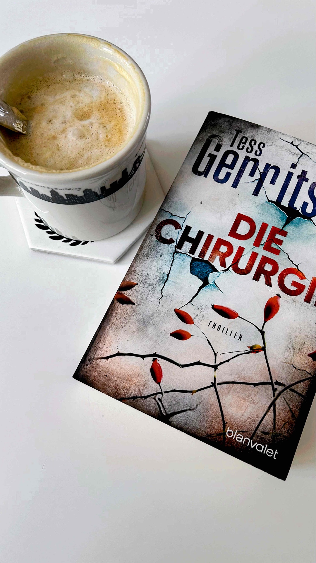Was für eine großartige Unterhaltung! Es hat so viel Spaß gemacht, das zu lesen. Ich freue mich schon darauf, die gesamte Reihe weiter zu lesen. 📚✨