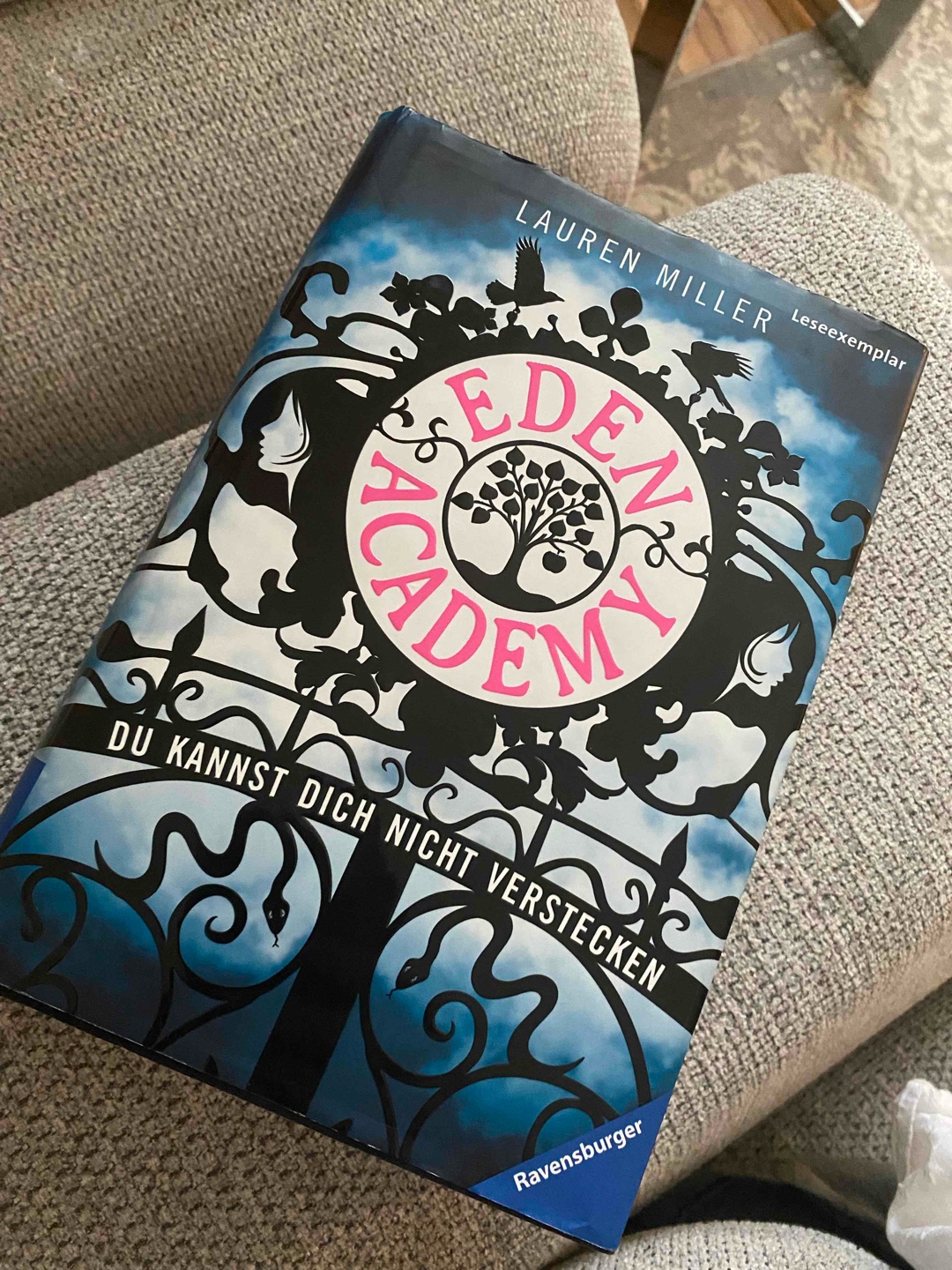 Persönlich fand ich das Buch sehr verwirrend zu viele technische Begriffe und Aufklärung erst auf den letzten Seiten
Fand es schwer zu lesen bzw mich zum weiterlesen zu ermutigen