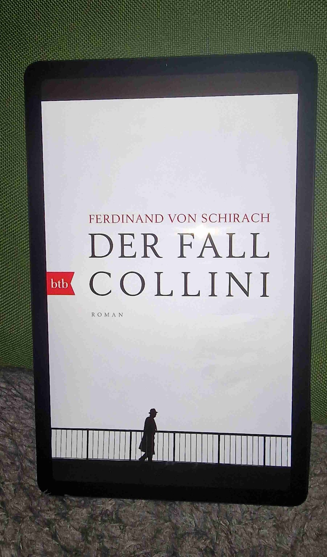 Das ist mein erstes Buch von Schirach. Ich brauchte etwas um mit dem Buch u. dem Schreibstil warm zu werden. Aber ungefähr ab der Hälfte ist mein Puls dann aber auf 180 hoch. Boah was eine Geschichte. Das erste mal wo ich etwas feuchte Augen bekommen hatte wegen einem Buch. *uff*