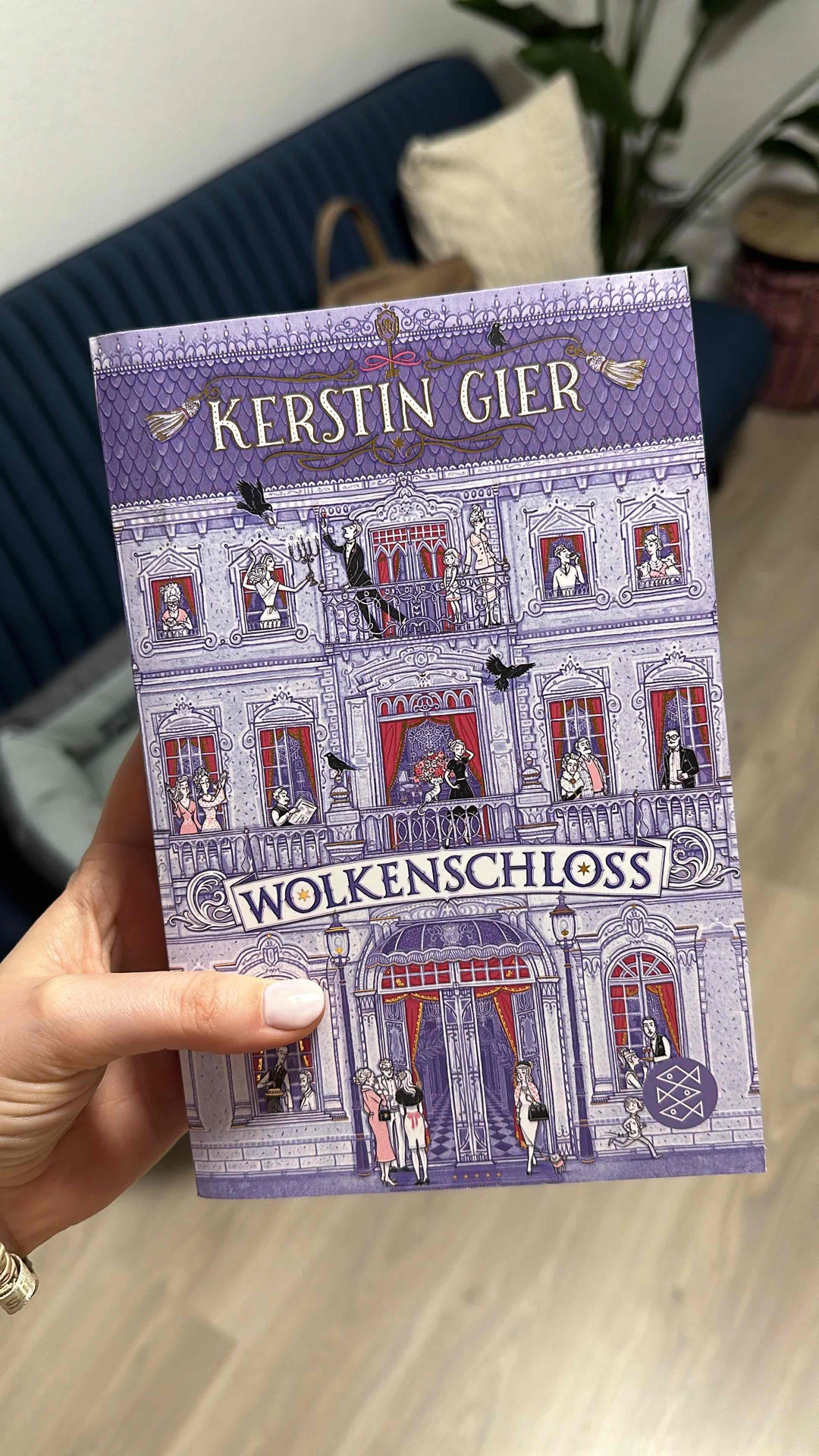 Ich hatte tatsächlich etwas ganz anderes erwartet und mir bei dem Titel auch was anderes vorgestellt. Tatsächlich wurde ich aber nicht enttäuscht, und es war ein sehr leicht zu lesendes und unterhaltsames Buch. Ich bin nur so durch die Seiten geflogen, wie man es von Kerstin Gier gewohnt ist. Ich werde sicher noch das ein oder andere Buch von ihr lesen.