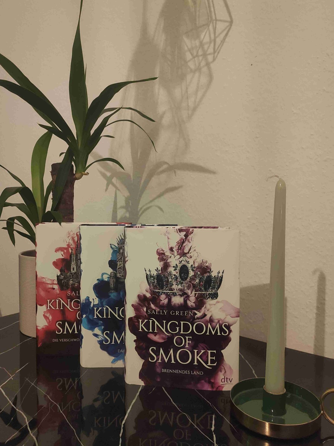 Pure Fantasy. Durch die verschiedenen Perspektiven der einzelnen Charaktere besteht durchgehend Spannung und ist dadurch sehr Abwechslungsreich. Jeder Charakter hat seine eigene Geschichte, die doch alle miteinander verbunden sind.