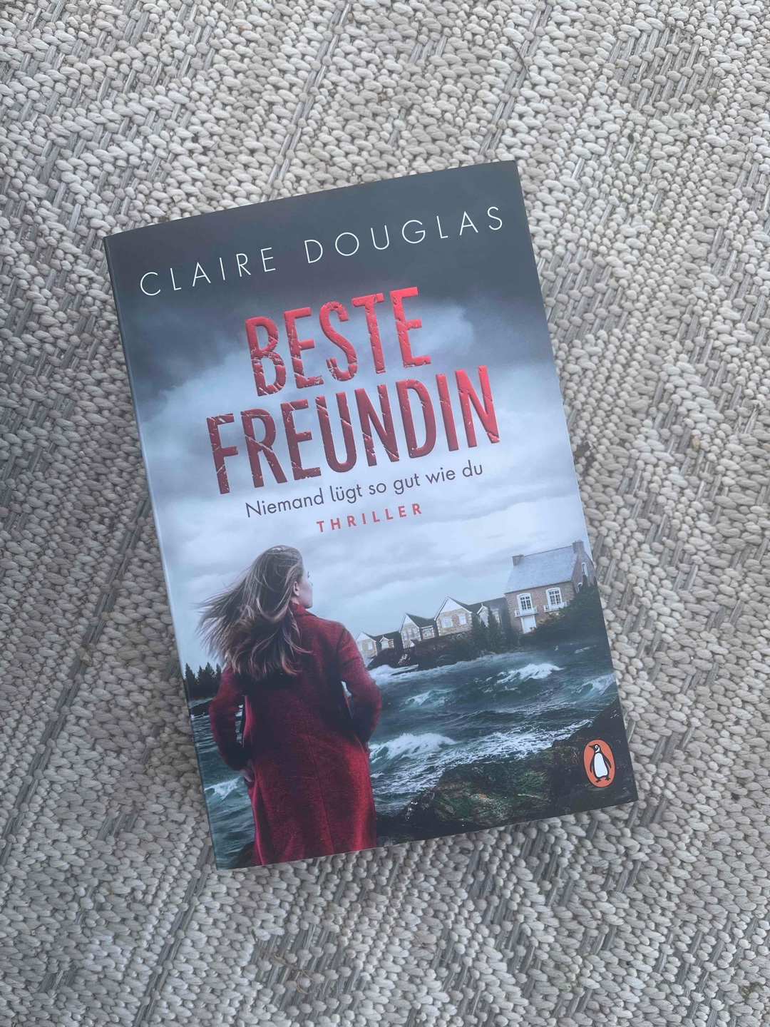 Thriller, der ohne seitenlange gewaltreiche Szenen auskommt. Eine schöne Geschichte um Freundschaft, Familie und Moral. Keine vor Spannung platzende Geschichte, aber mir hat gerade das hin und her gut gefallen.