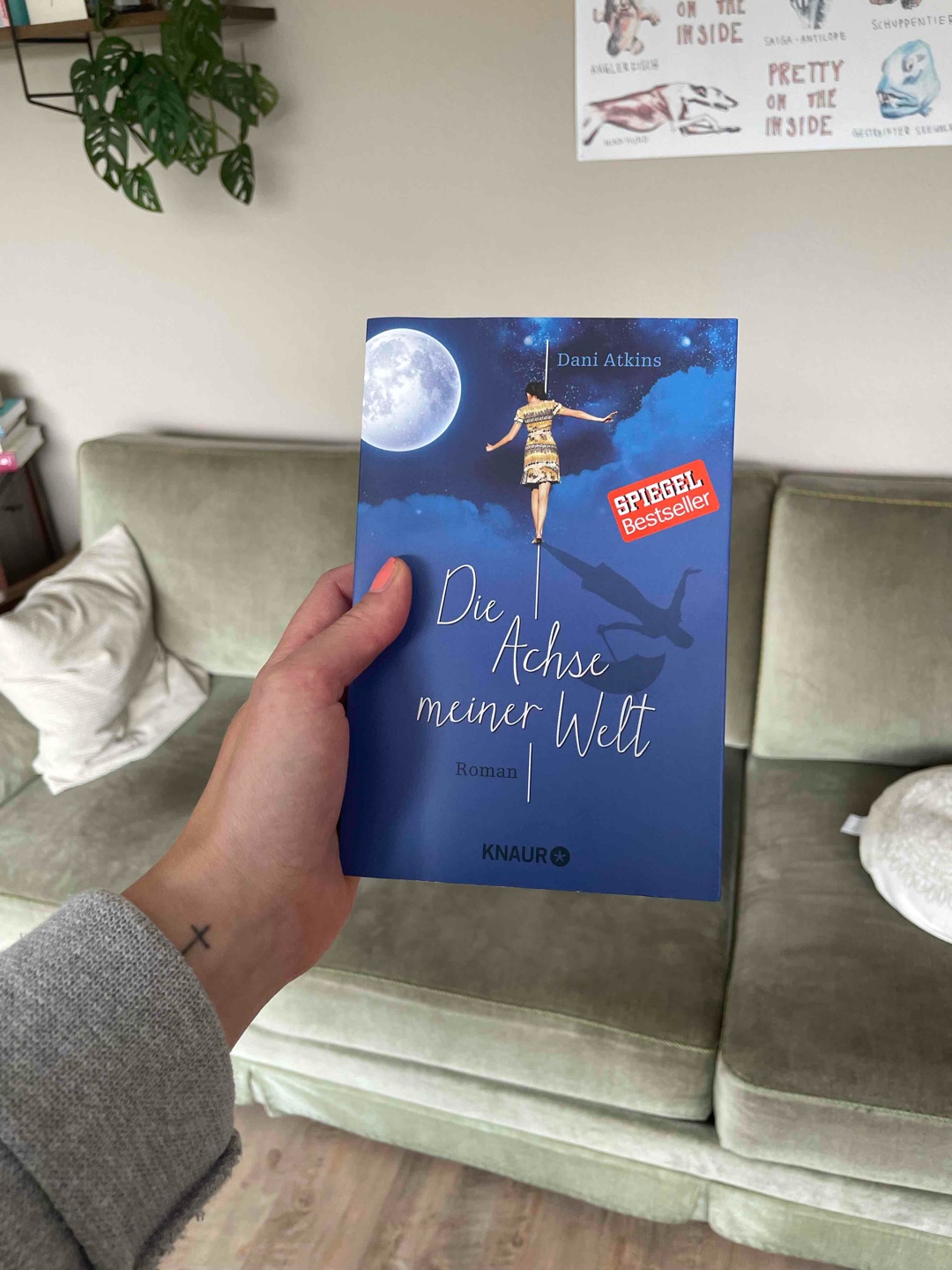 Ein unerwartet guter Fund aus dem Bücherschrank. Das Buch hat mich so sehr gefesselt, dass ich es innerhalb kürzester Zeit durchgelesen habe, obwohl ich gar nicht viel Zeit zum lesen hatte.
Ein Roman der mich in seine Geschichte eingesaugt, gefesselt und zu Tränen gerührt hat.
Lesenswert für alle Romanliebhaber:innen, die es ein wenig kitschig, aber nicht abgedroschen mögen.