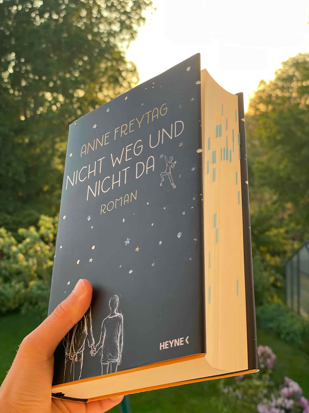 Jahres Highlight 2024
Ich weiß das Jahr ist noch nicht zu Ende aber trotzdem das Buch war so krass und vor allem emotional. Man sieht sie auf dem Foto ich habe sehr viel markiert. 

Markiert, ihr eure Bücher? 