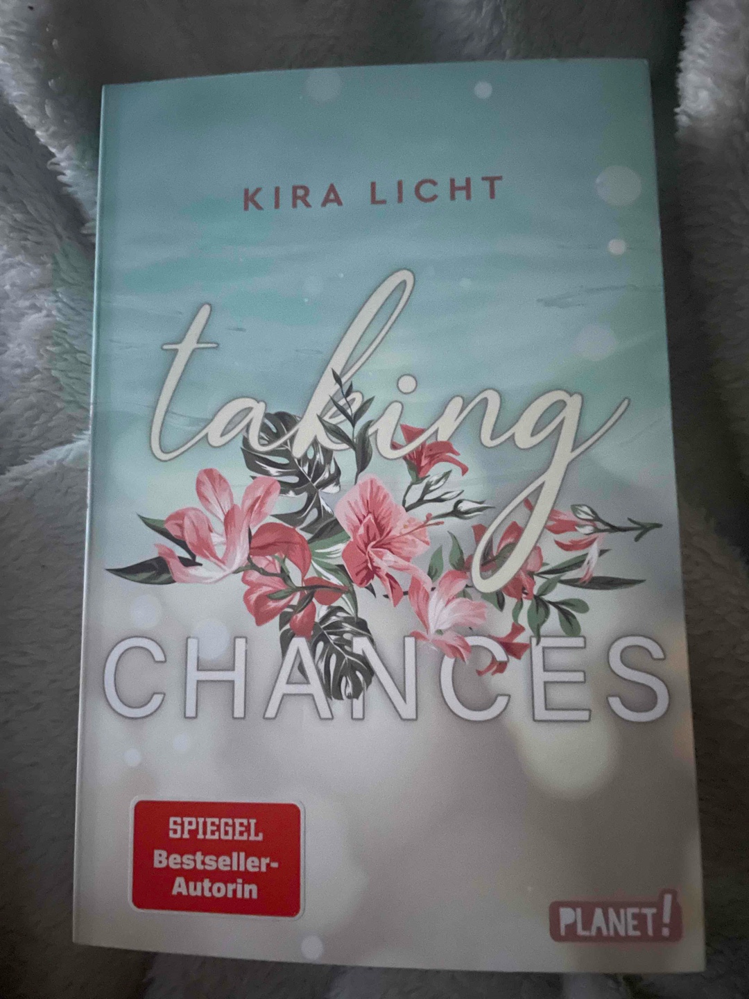 Dieses Buch hat mich sprachlos zurückgelassen! Es hat so viele Emotionen in mir ausgelöst, dass ich es zwischendurch zur Seite legen musste.

Tierschutz, Traumabewältigung und eine Liebesgeschichte. All das und noch mehr vereint dieses Buch auf eine sehr berührende Art und Weise.