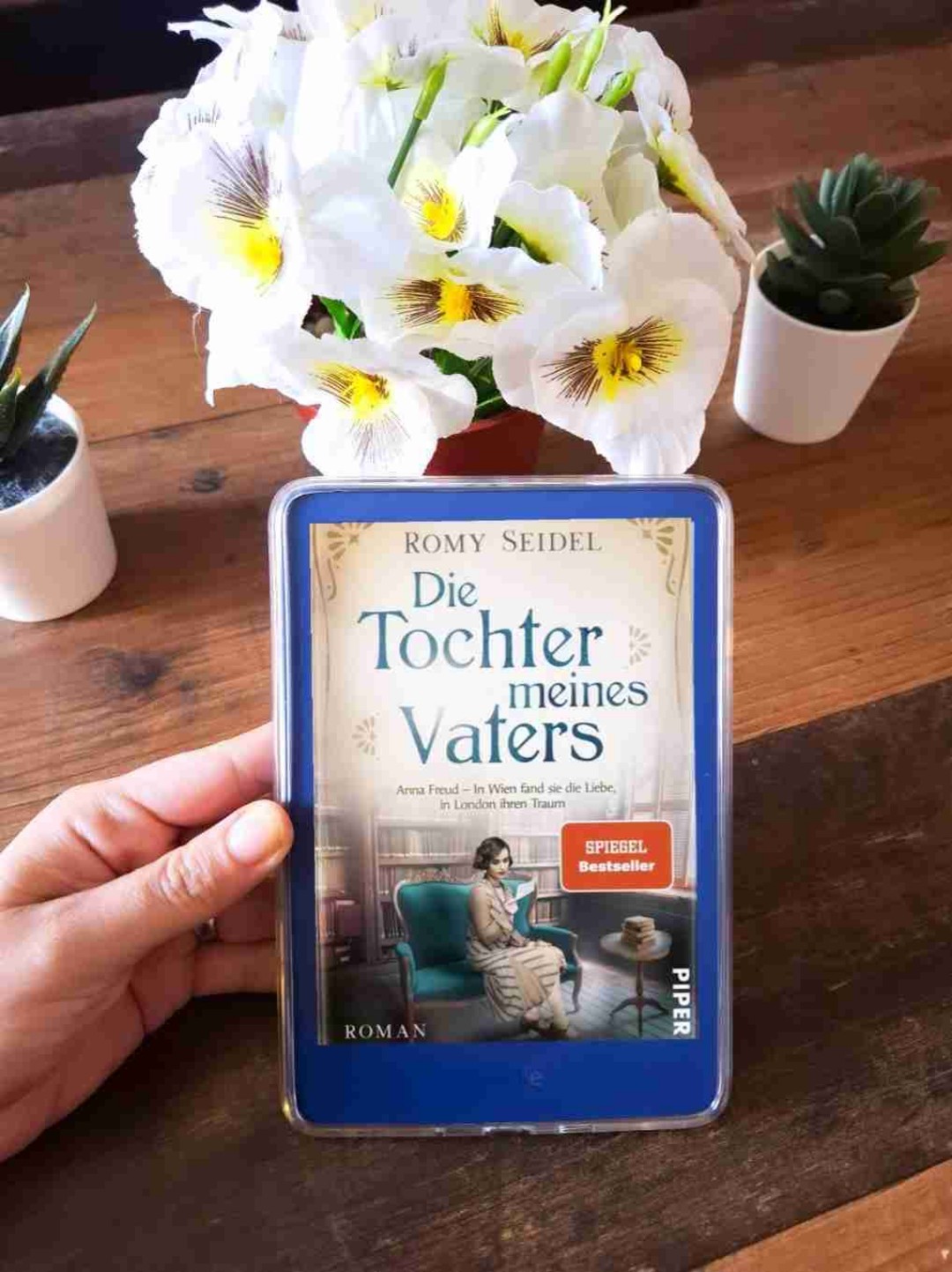 🌟Rezension🌟
Ich habe das Buch "Die Tochter meines Vater" von Romy Seidel beendet 🥰
•
Tochter von Sigmund Freud eine Kinderanalytikerin und im Schatten von ihrem Vater. Der wiederum krank ist kaum noch arbeiten kann. Anna lernt eine Frau Dorothy kennen, entwickelt Gefühle für sie und gründet später mit ihr eine Schule. Eine tolle Biografie. Kann ich jeden nur ans Herz legen 🥰
