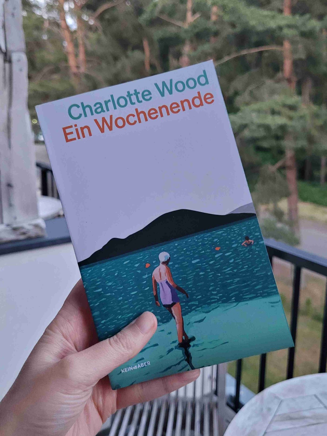 Drei Frauen in ihren Siebzigern, die durch den Tod ihrer Freundin dazu gezwungen sind, sich neu miteinander zu arrangieren.