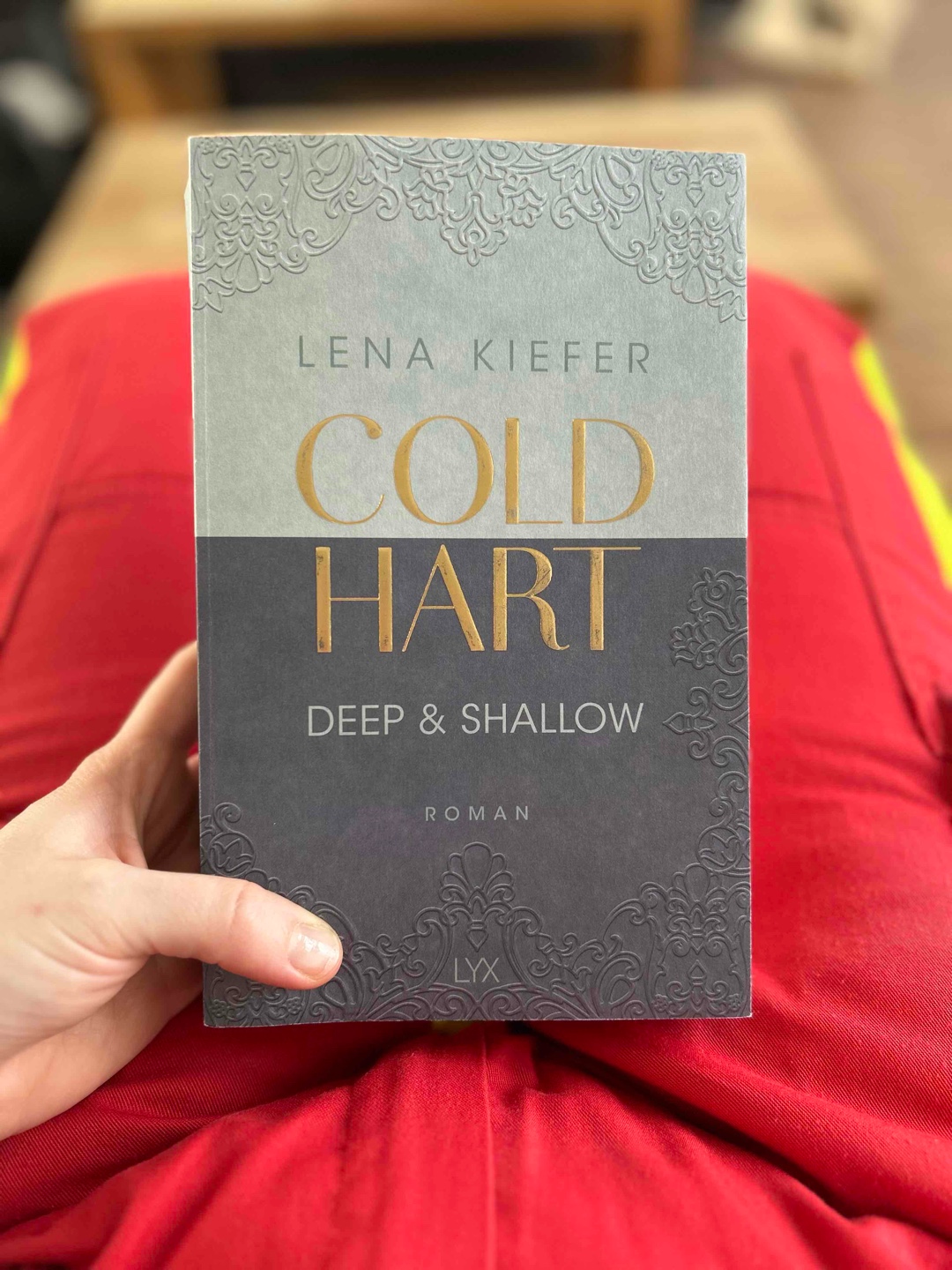In wenigen Tagen durchgesuchtet- ich liebe Lena Kiefer als Autorin einfach sehr! Hab damals mit der WestWell-Reihe begonnen, und natürlich auch die Reihe bisher sehr geliebt- mega angenehme Mischung aus Romance, Crime und Spice!