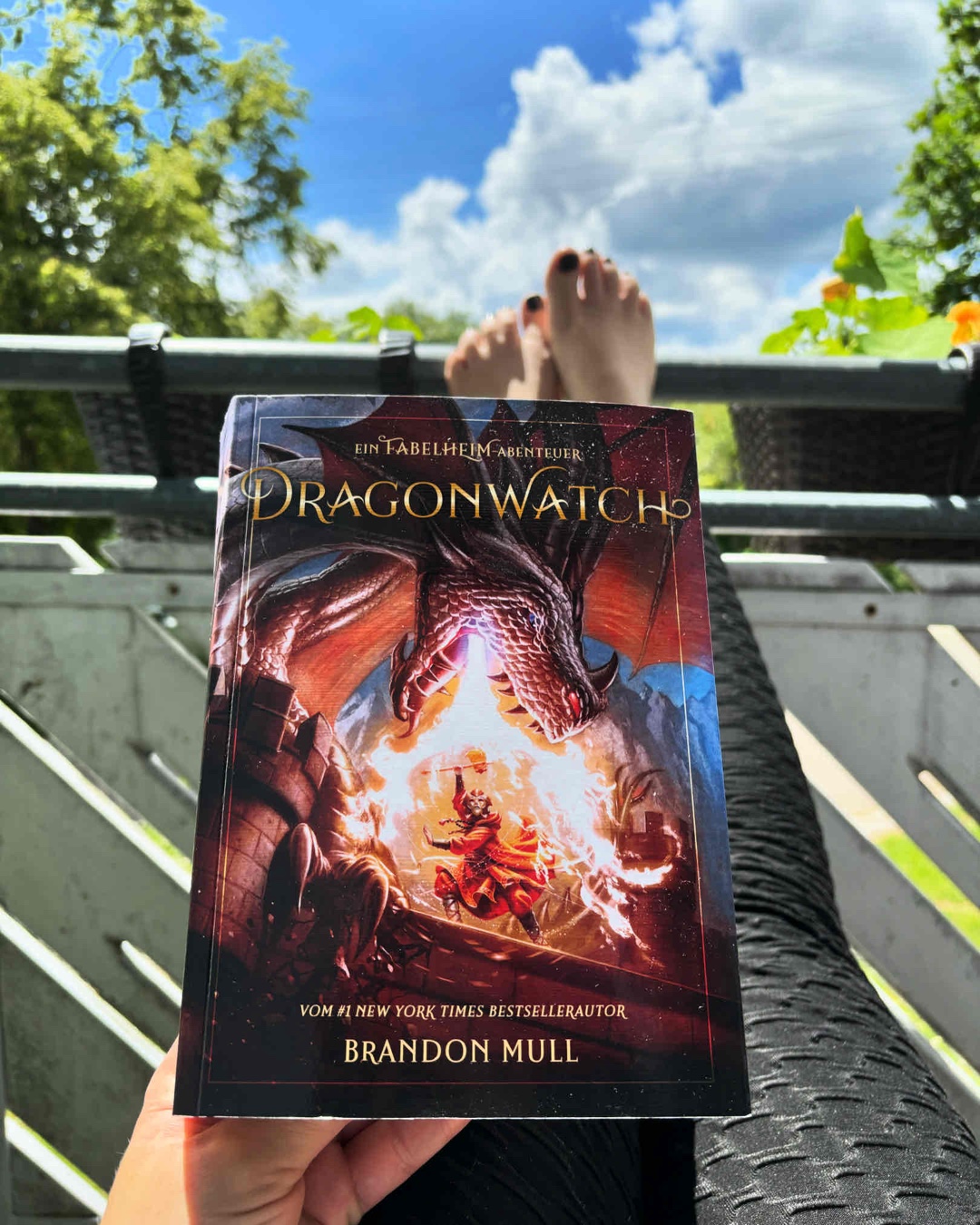 Der erste Band von DRAGONWATCH ist der grandiose Auftakt einer neuen Reihe und eine würdevolle Fortsetzung der Fabelheim Reihe.
Beide Reihen umfassen 5 Bücher und zählen zu meinen Lieblingsbüchern.