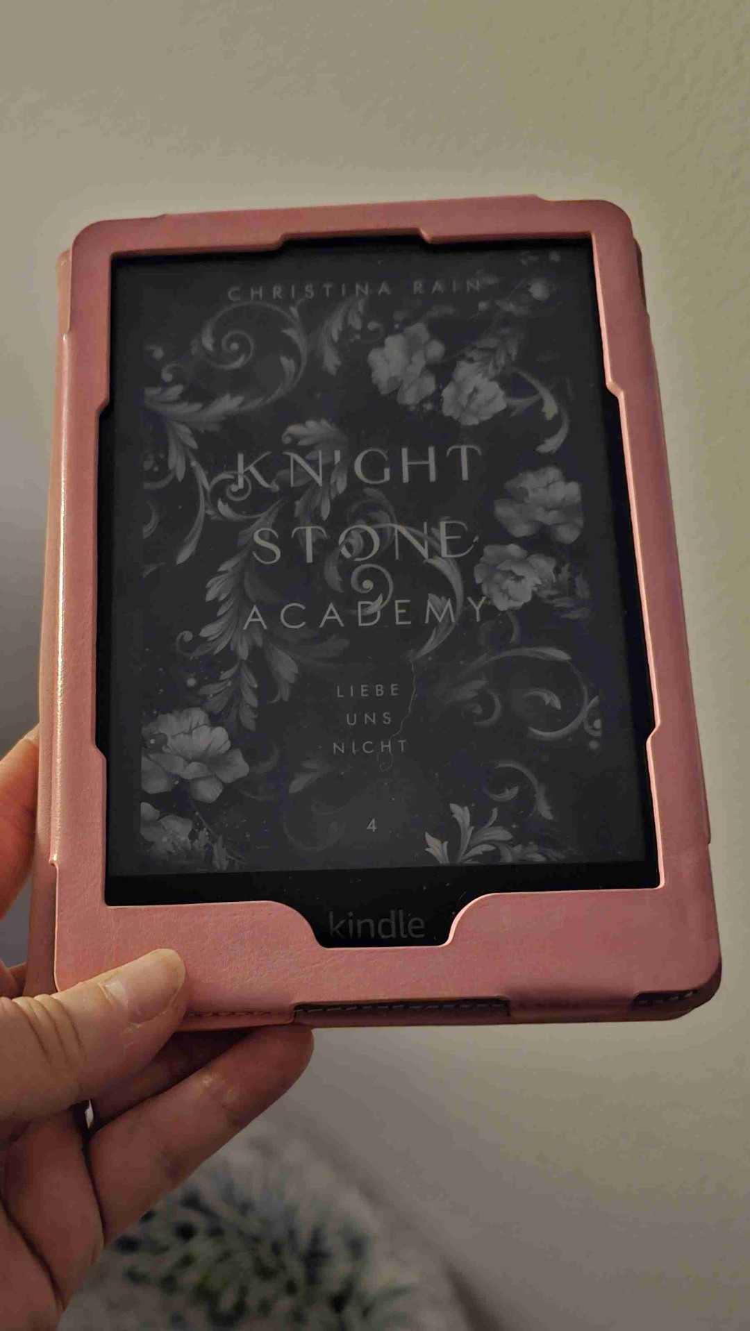 Band 4 war auch mal wieder ein tolles Buch, obwohl mich das hin und her was die Männer angeht der Protagonistin schon ein wenig nervt, aber sonst ein schönes und spannendes Buch, freue mich auf Band 5.