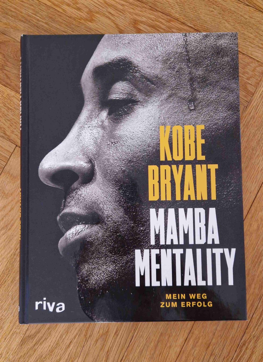 Kobe Bryant war einer der besten Basketballer der Welt, spielte 20 Jahre bei den Los Angeles Lakers, gewann fünf Meisterschaften, zwei Mal Olympia und wurde MVP sowie zweifacher Finals MVP.