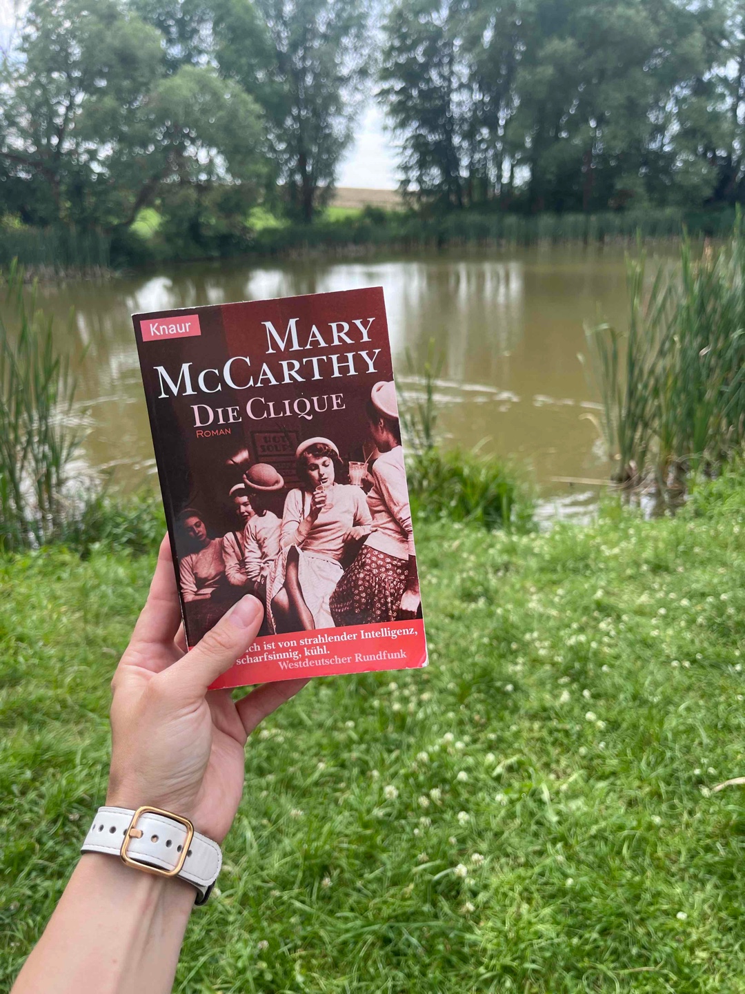 Mir hat das Buch gut gefallen. Es waren immer kleine Geschichten über die Frauen, die abwechselnd erzählt wurden. Ich finde es immer spannend zu lesen, wie verschiedene Dinge früher gehandhabt wurden, zum Beispiel die Kindererziehung und wie sich das im Laufe der Zeit verändert hat. 