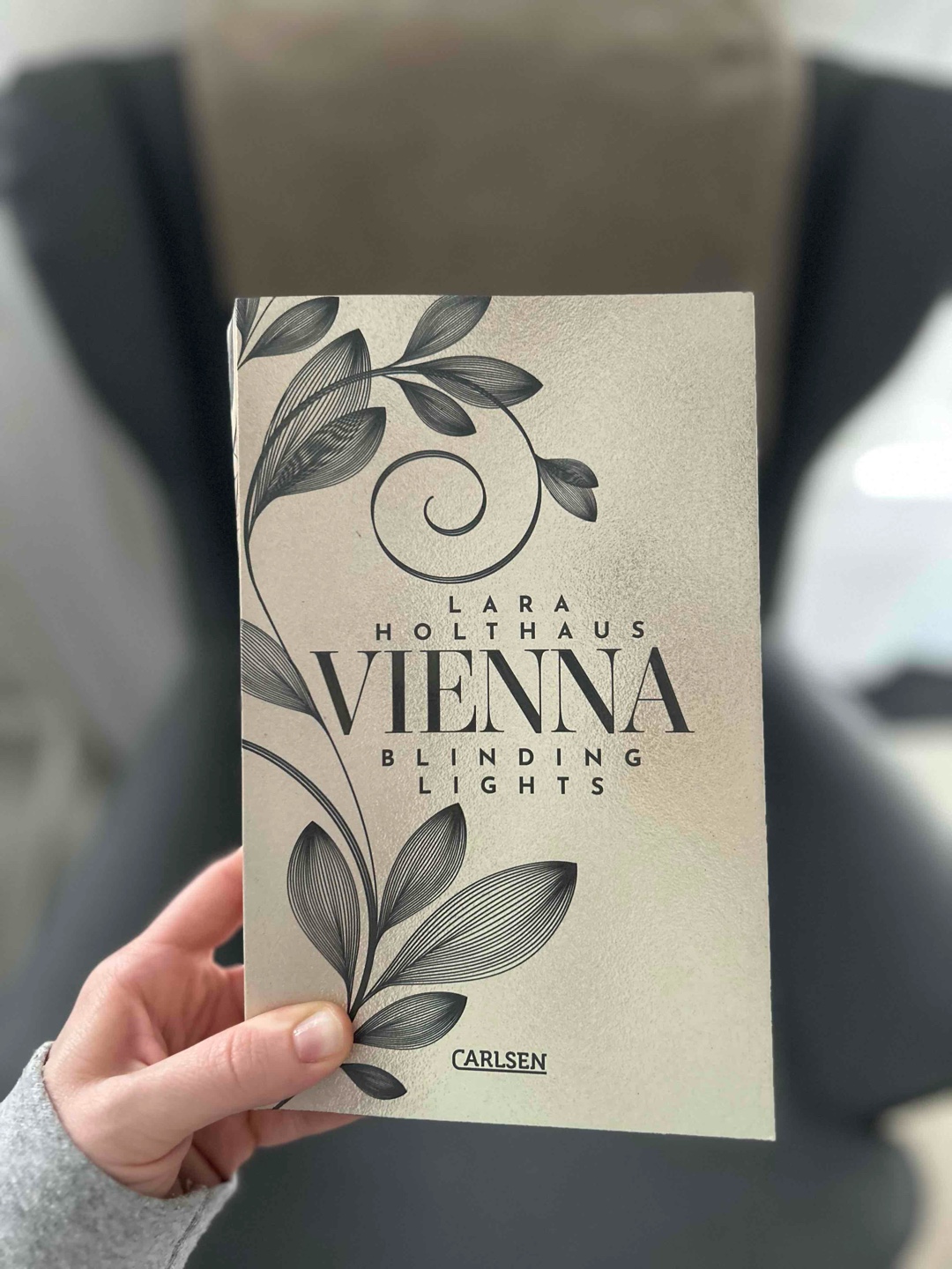 >> Alles nur Fassade<<
Ich bin ewig um das Buch rumgeschlichen, aus Angst es könnte mir zu oberflächlich / nur Lovestory sein, und grade bin ich sehr wählerisch mit meinen Büchern (vieles ist mir einfach zu langweilig grade).
Ich wusste durch andere Rezensionen nur, das es eine Wendung inkl. Cliffhänger geben würde. Und: Oh ja, die gab es! Ich hab das Buch wirklich sehr geliebt, konnte mich in Liv sehr gut hineinversetzen, und auch bzgl. Spannung wurde man nicht enttäuscht! Hab ca. 3/4 des Buches an einem Tag weggelesen! Was alles hinter einem Menschen versteckt sein kann, weiß man eben nie 😮💨🤯
Für mich im New Adult/Romance Bereich definitiv eine Empfehlung, freue mich auf Teil 2 🤯😍