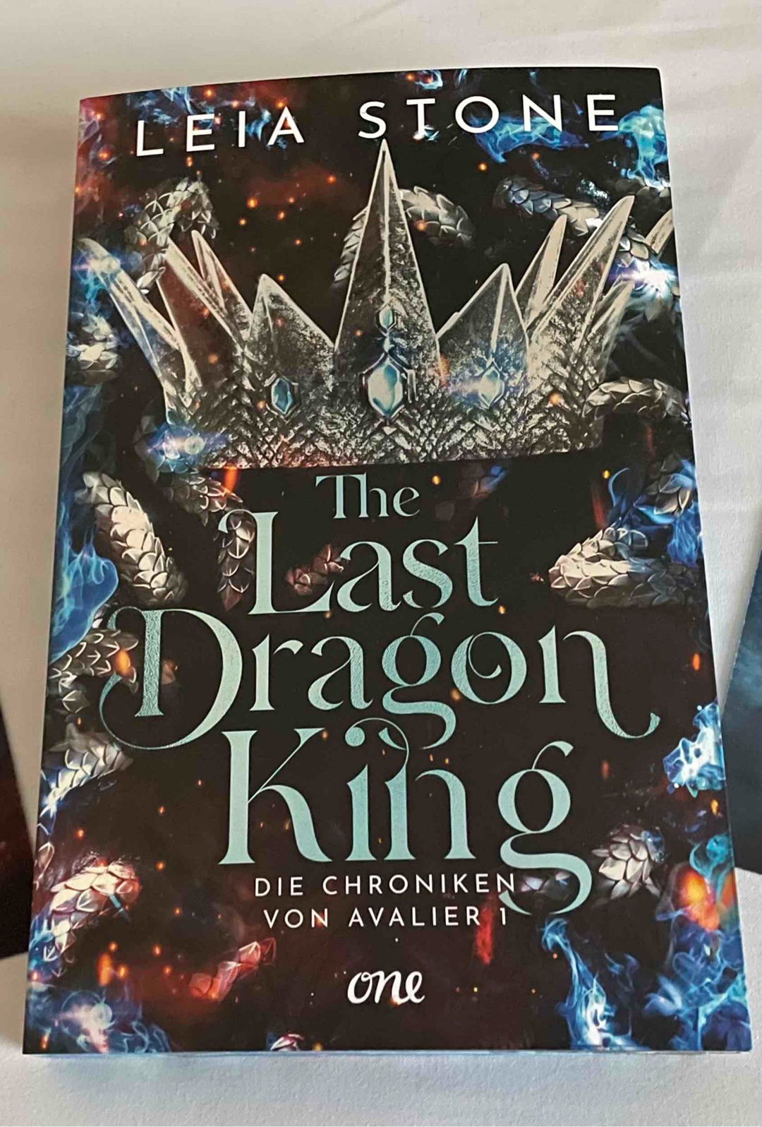 Absolute Empfehlung ⭐️⭐️⭐️⭐️⭐️
Konnte es nicht weg legen und hab es verschlungen ♥️
Die Story hat mir sehr gut gefallen und hoffe das die nächsten Bände auch so gut sind auch wenn es nicht mehr um Arwen geht.