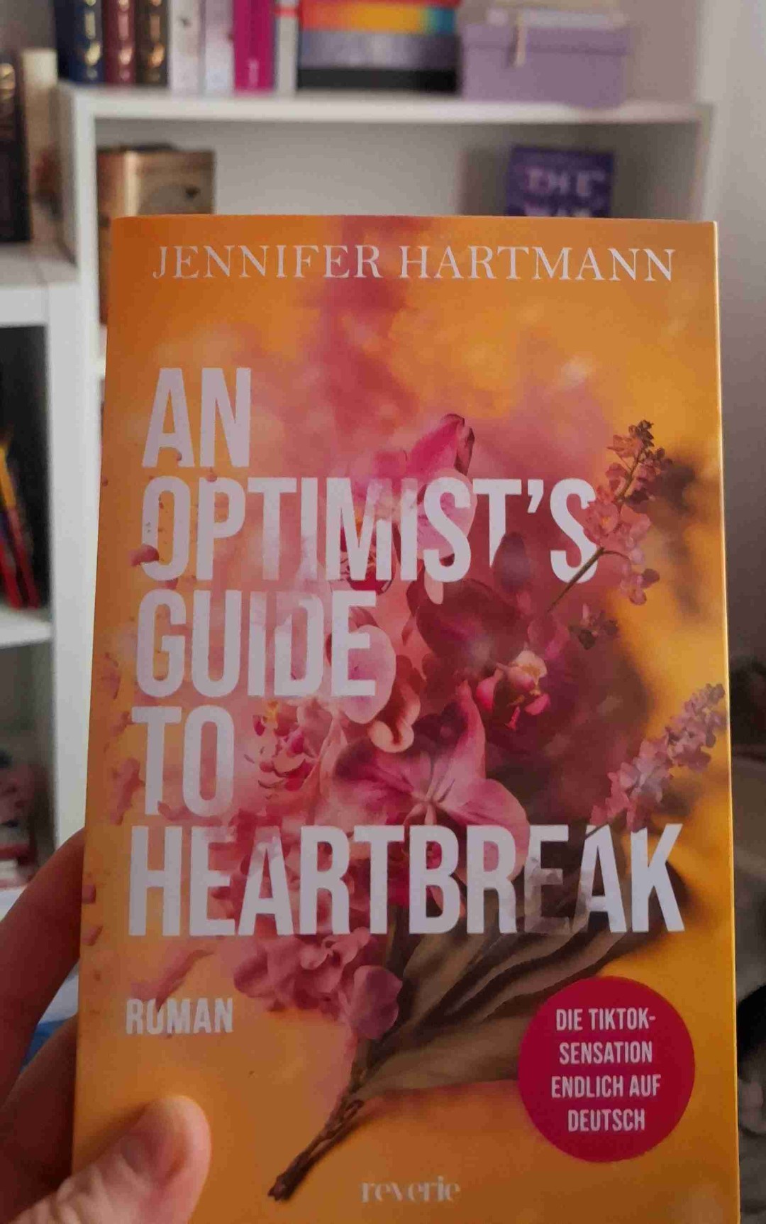 Ein tolles Buch welches ich sehr gerne gelesen habe.  Es zeigt, daß man das Leben optimistisch angehen sollte , egal was ist und es ist zutiefst traurig. Das Ende hat mich erschüttert. 
Warte Sehnsüchtig auf die Fortsetzung. 
Ein weiteres Highlight in diesem Lesejahr für mich. 