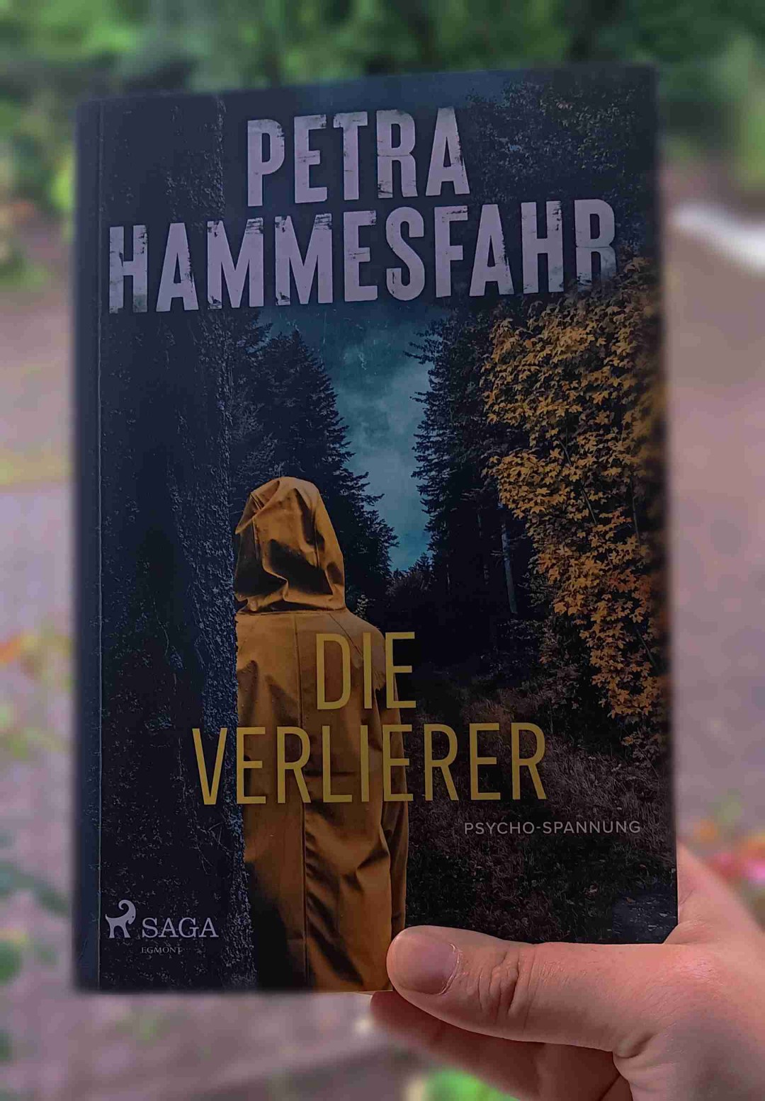 Es ist ein tolles Buch und es wird aus verschiedenen Perspektiven erzählt fand ich sehr interessant, was ich nicht so gut fand war das die Geschichte so langwierig war ansonsten finde ich es sehr gut