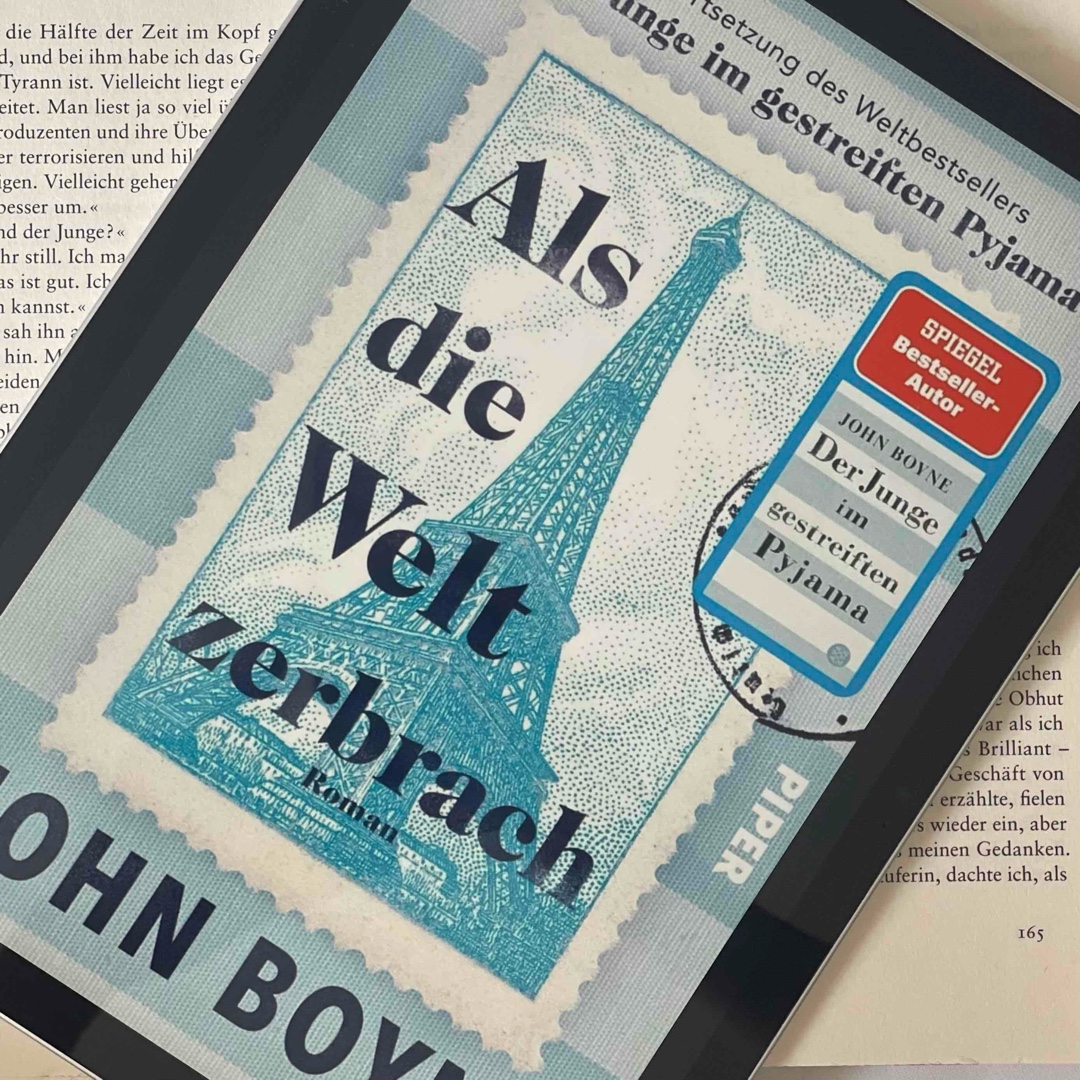 »›Warum tust du dich so schwer damit, die Dinge beim Namen zu nennen? Dieses ganze Drumherumgerede. Es gab Juden. Wir hatten Gaskammern. Wir hatten Krematorien. Wir haben die Juden umgebracht […]‹
›Und du hast das nie infrage gestellt?‹
Er runzelte die Stirn. Ich sah ihm an, dass dies etwas war, worüber er lieber nicht nachdenken wollte. ›Anfangs war es schwer‹, sagte er. ›Ich bin ja ein Mensch. Aber irgendwie habe ich mit der Zeit vergessen…‹
›Was vergessen?‹
›Dass sie auch Menschen sind.‹«
