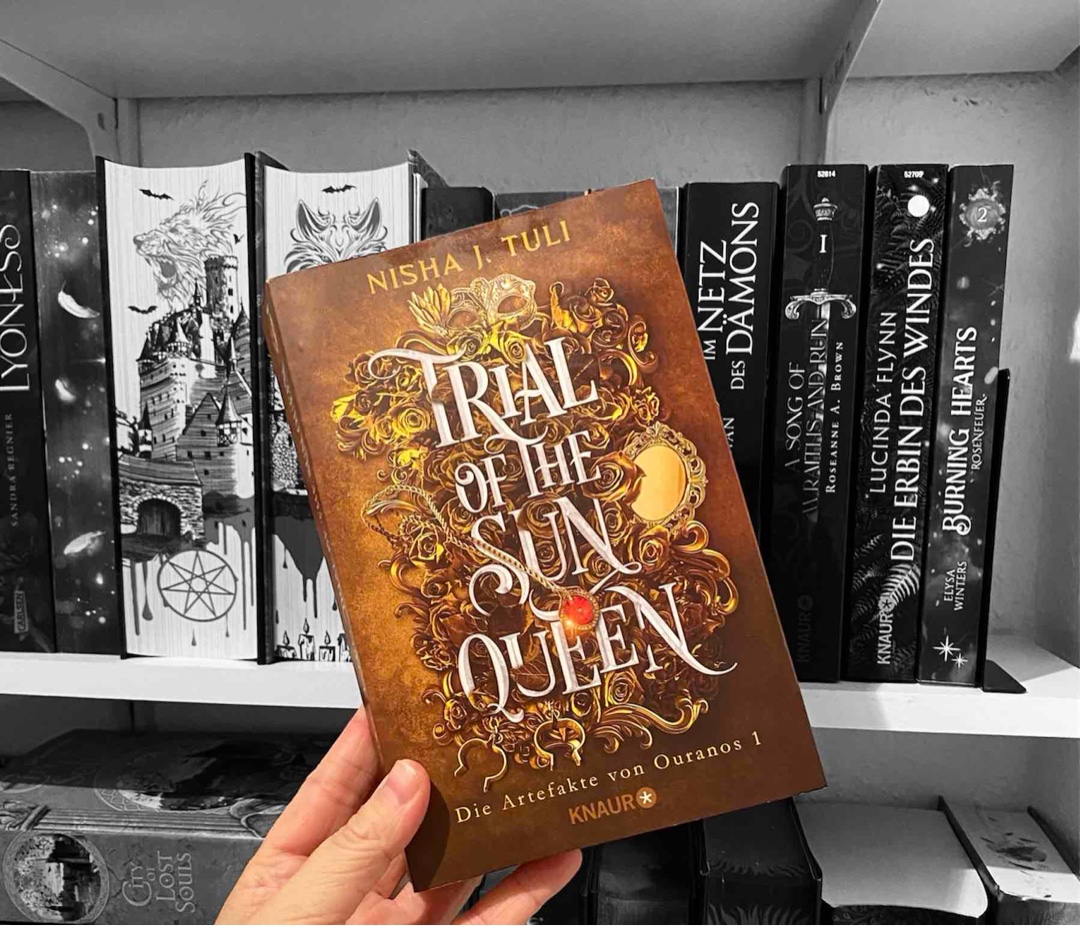 Bekannte Muster ohne Überraschungen: Eine Kritik zu „Trial of the Sun Queen“
