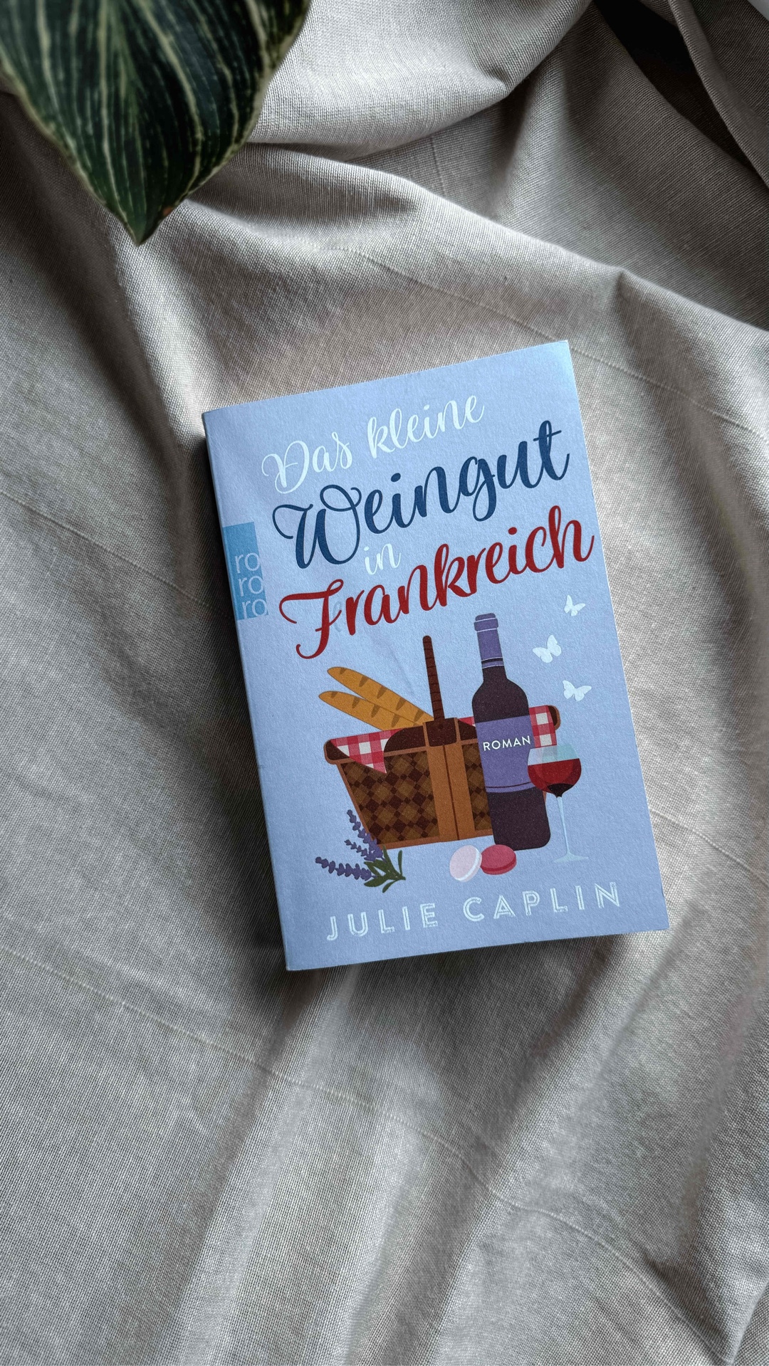 Ich mag die Romantic Escapes Bänder von Julie Caplin einfach gern! 🤍
Hattie und Luc waren ganz wundervoll und wie auch schon in anderen Teilen dieser Reihe entwickelt sich automatisch eine Art Fernweh! Frankreich im Sommer, ein Weingut, eine Küche wird zum Lebebsmittelpunkt, Wein, Hattie und Luc 🔥 - Kopfkino an!

Ich fand die zweite POV von Luc toll, da seine Gefühle von Hattie oft anders interpretiert wurden. Hier und da gab es kleine Längen für mich, aber der Schreibstil ist flüssig, also konnte ich diese Stellen schnell hinter mir lassen, ohne die Lust auf das Buch zu verlieren 🤍