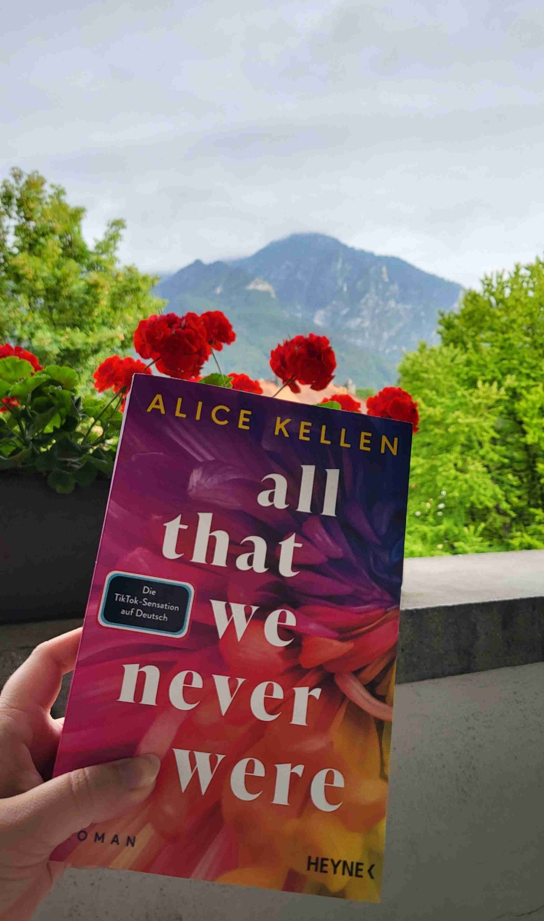 Ein absolutes Highlight! 😍 Ich habe das Buch von einer Bekannten bekommen und konnte es kaum aus der Hand legen. Axel und Leah sind zwei sehr ansprechende Charaktere und ihr Entwicklung echt mitreißend.🥰 Die Unterteilung in die Monate hat zu einem schönen Lesefluss beigetragen.