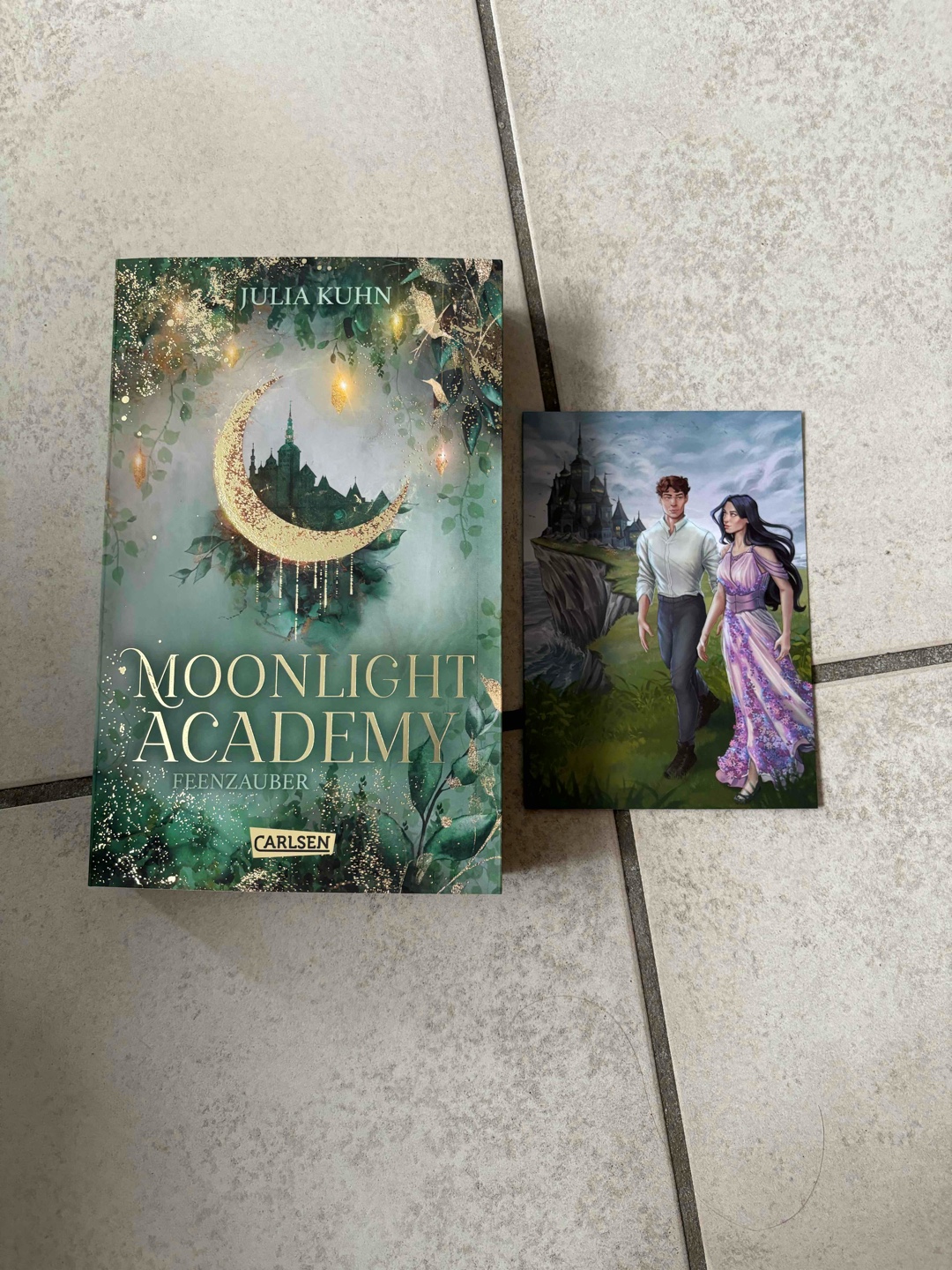 Ein sehr tolles Fantasy Buch.🥰 Ich konnte es wirklich nicht aus der Hand nehmen.
Das Buch sieht sehr schön aus und der Farbschnitt passt perfekt.☺️
Wer Feen mag sollte dieses Buch lesen.🧚🏻
Es ist eine Weiterführung der Ravenhall Academy.
Sehr spannend und interessant geschrieben.
Die Moonlight Academy ist ein sehr schöner Ort in Irland direkt am Meer. Dort lernen viele verschiedene Arten von Feen.
Elanor ist gerade in ihrem letzten Jahr und startet nochmal richtig durch.
Schade das es keine Fortsetzung gibt.
