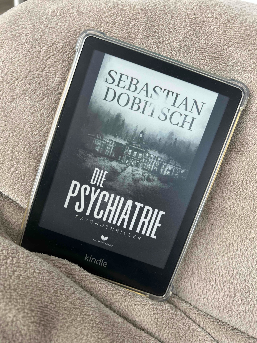 Eher für Leser geeignet, die es weniger „intensiv“ mögen was den Inhalt und das Gedankenkostrukt, was sich beim Lesen aufbaut, angeht. Als Vielleser was Psychothriller / sehr abgründige Thriller angeht leider zu wenig Spannung, Twists, wenig Überraschungen. Hab es zum Schluss nur zügig fertig gelesen, um es fertig zu bekommen und mir etwas Neues aussuchen zu können 🥲 Aber merke deutlich, das mit der Zeit des Lesens von vielen Büchern der Anspruch steigt, das Autorin sich mal „was Neues“ ausdenken und nicht nur Storys kopieren oder umwandeln und anders erzählen.