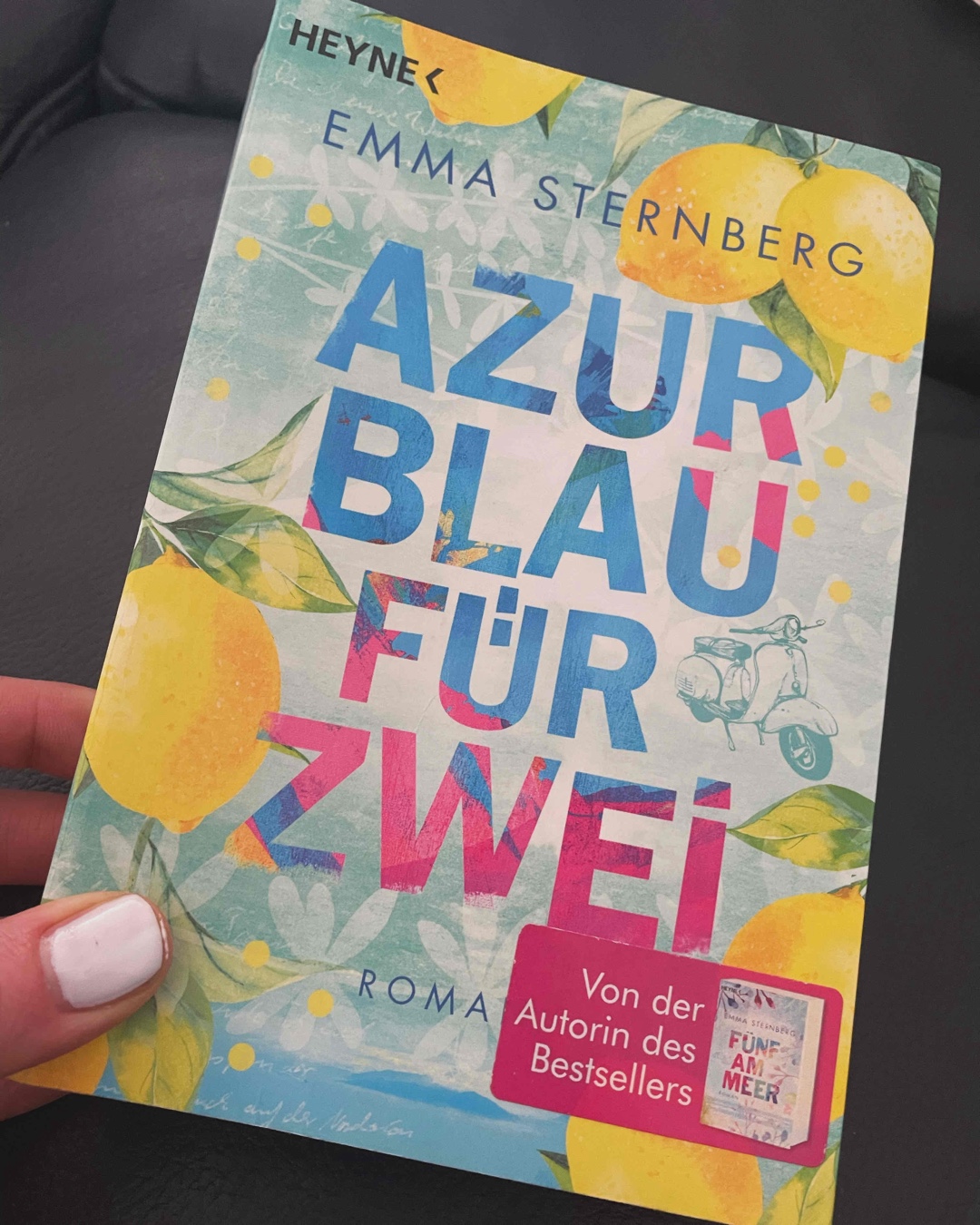 Kleiner Wohlfühlroman mit Urlaubsfeeling. Der Lesefluss war für mich nicht ganz perfekt, ich bin beim Lesen quasi immer mal hängen geblieben aber die Geschichte ist schön, regt zum Nachdenken an und spielt im schönen Italien….perfektes Sommerbuch also ;)