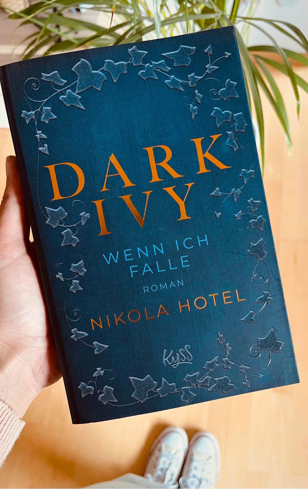 „Mit jedem Riss, mit jedem Stück, das von einem abgesplittert ist, muss man leben. Und das Einzige, worauf man hoffen kann, ist, dass man Menschen findet, die das akzeptieren. Die sich nicht daran stören, dass man innerlich einmal zerbrochen gewesen ist. Menschen, die einen trotz aller Unvollkommenheiten wertschätzen und lieben können.“